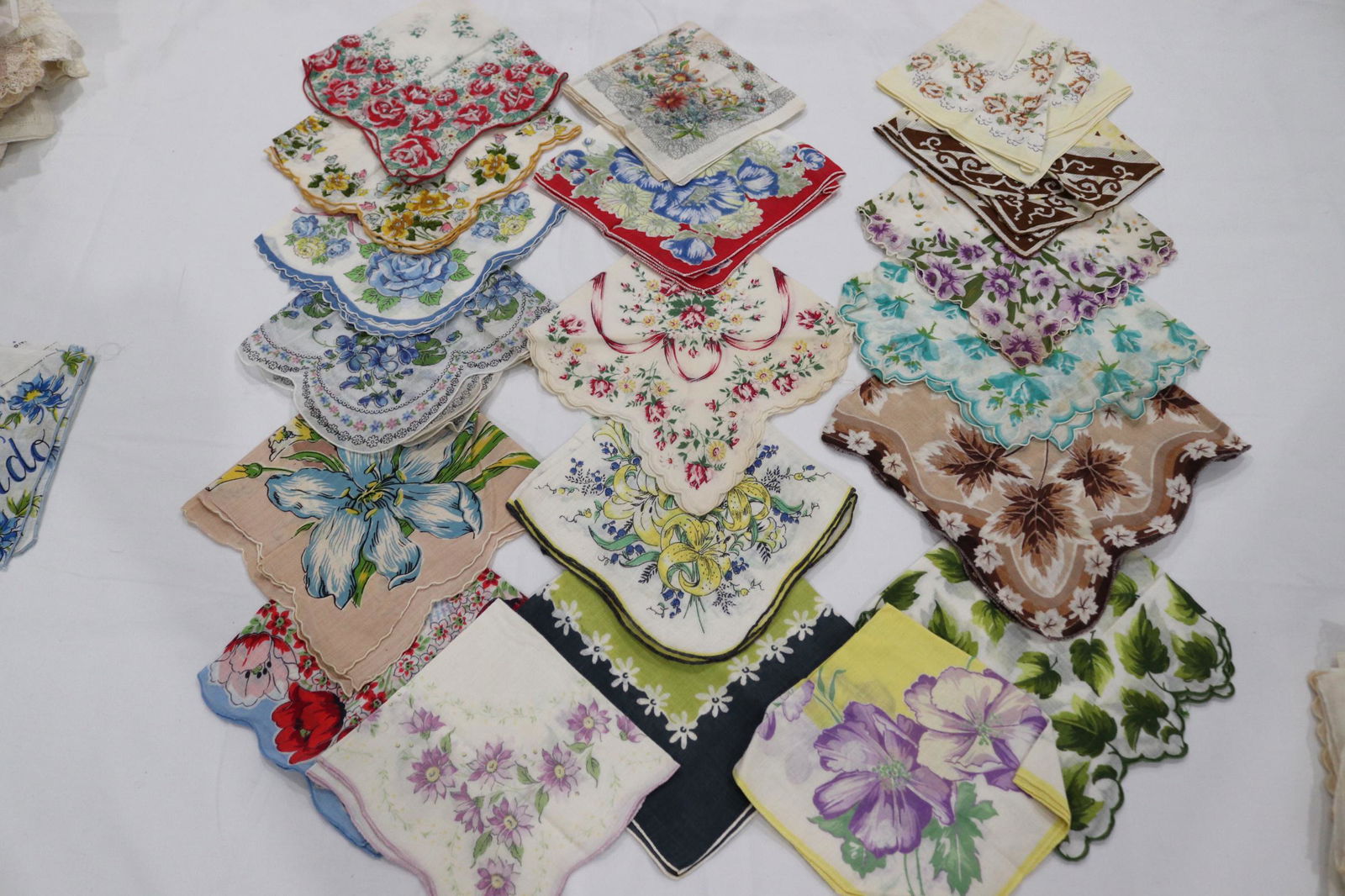 Lot of Vintage Floral Printed Hankies: many Vintage but never used, see photo's