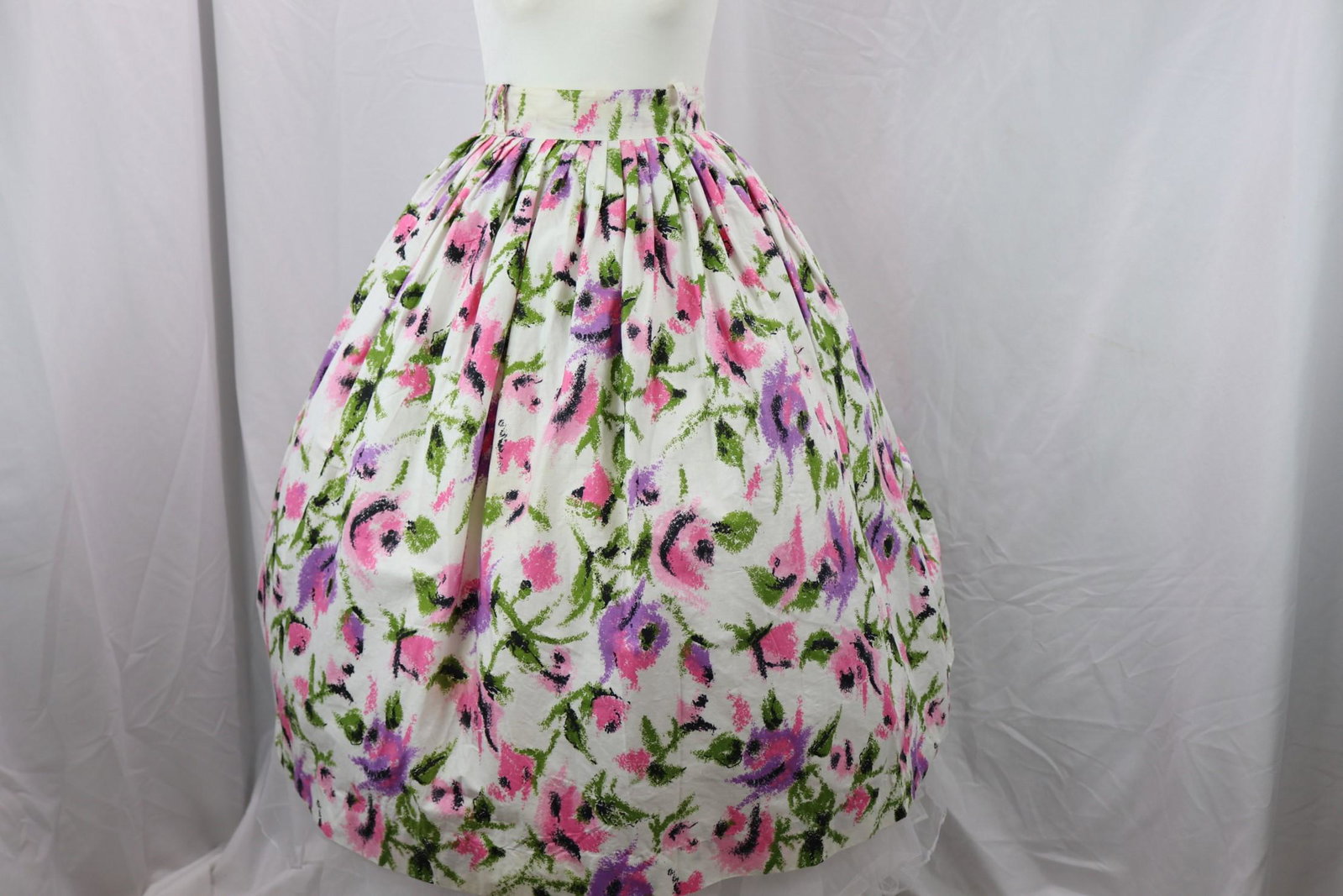 Vintage 1950's Pleated Cotton Floral Pouf Skirt: approx. 27 waist, good condition, see photo's