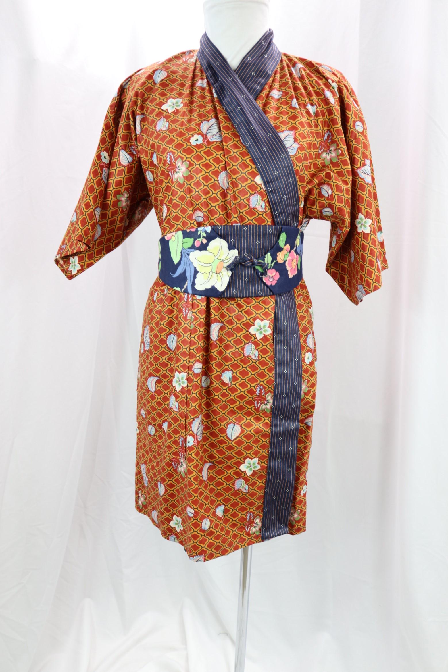 Vintage Banana Belt Ladies Asian Style Wrap Robe with Sash: good condition, see photo's, approx. 38/40 bust, 38 waist