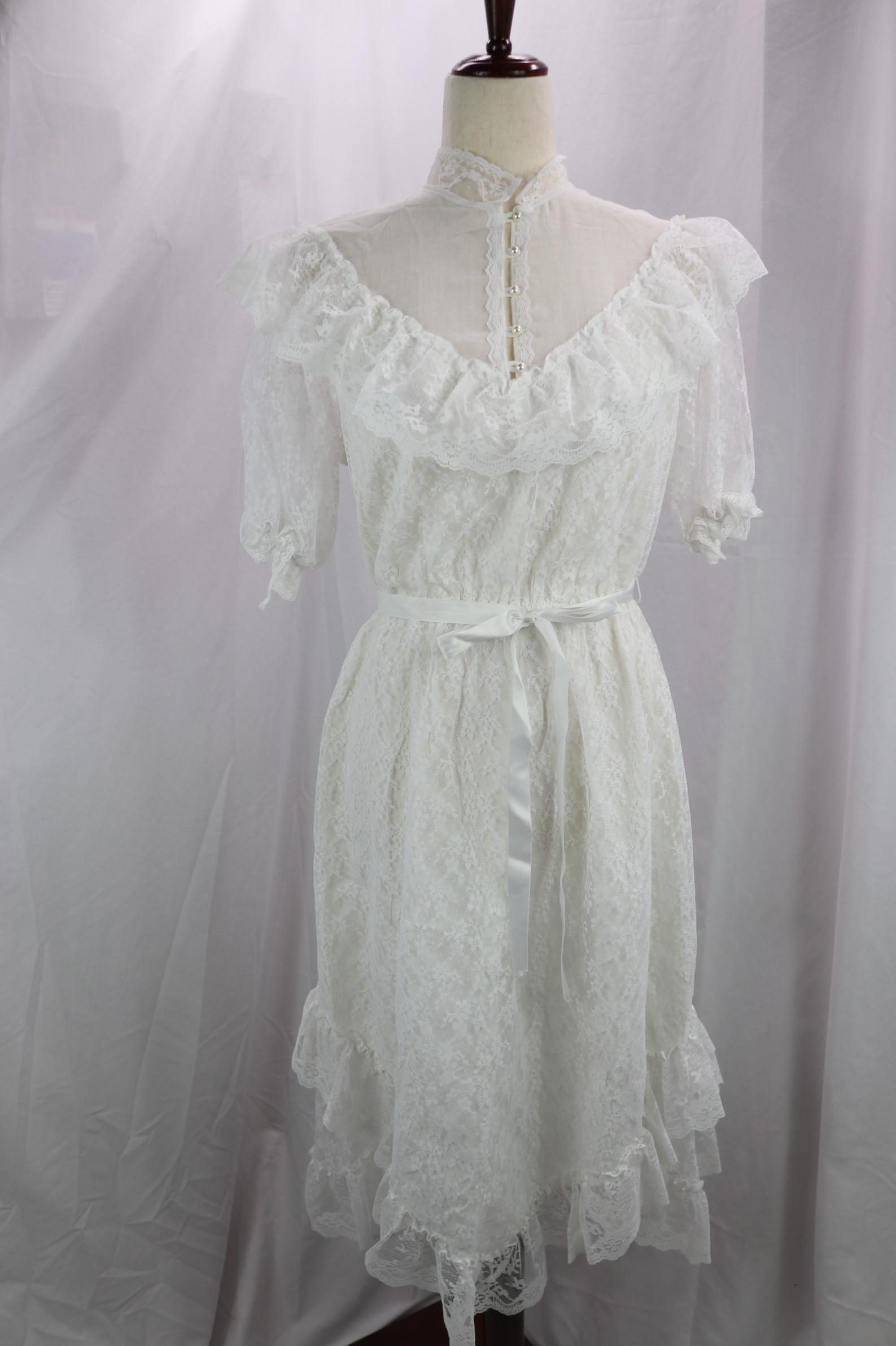 Vintage 1970's Whiten Lace Dress Gunne Sax Style: good condition, see photo's, approx. 38 bust, 26 waist