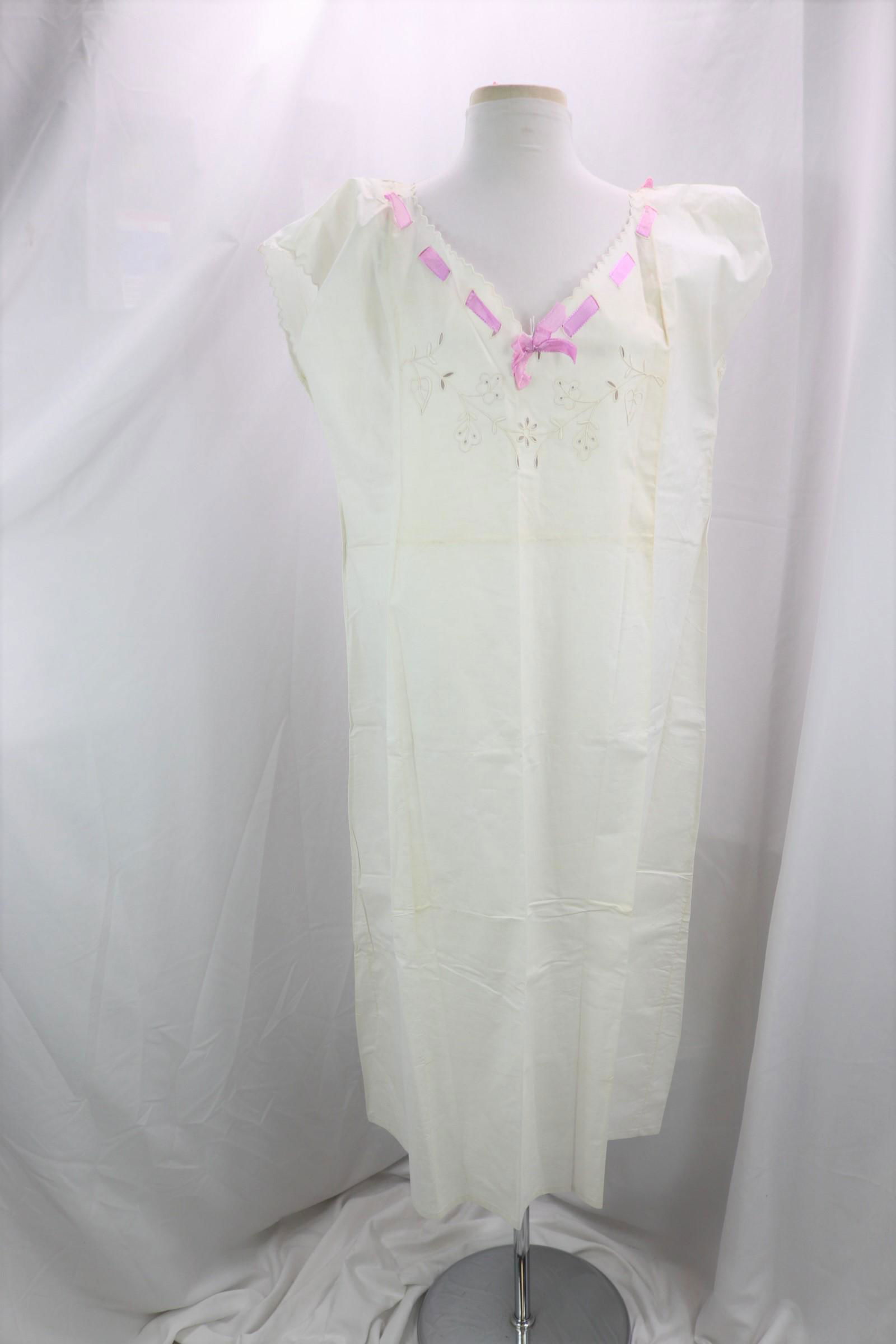 Vintage Victorian White Night Gown (1 of 5)