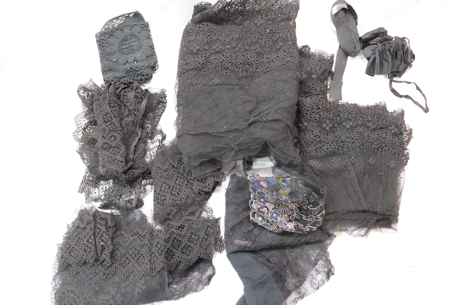 Lot of Antique Black Lace: see photo's