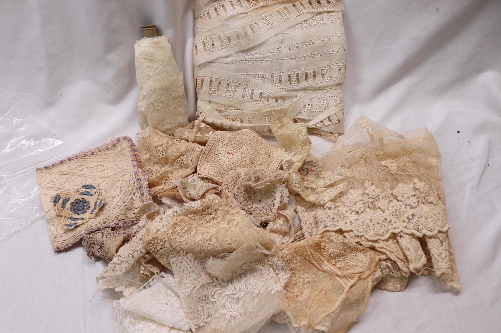 Lot of Vintage & Antique Lace Trims: crochet & lace, see photo's