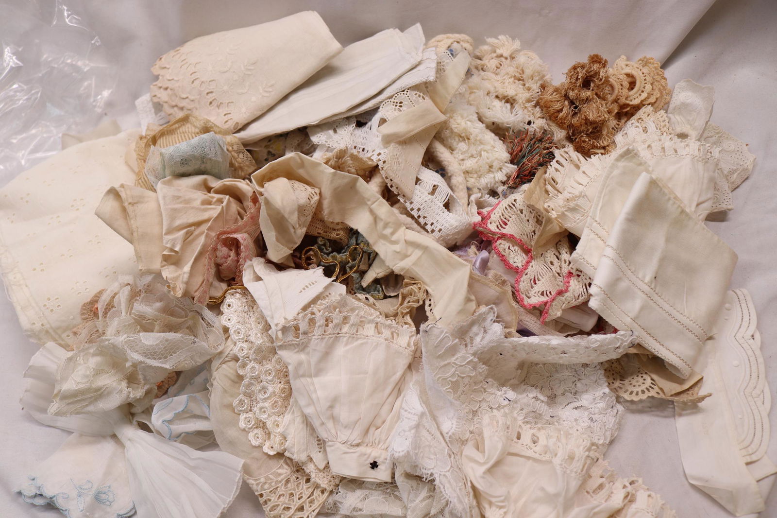 Lot of Vintage Trims, Lace & Eyelet: see photo's