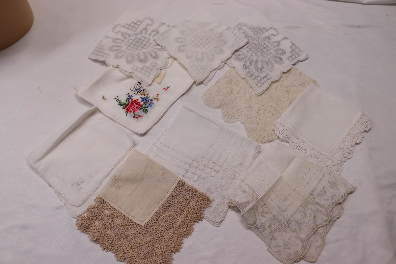 Lot of 10 Vintage Ladies Hankies: some lace & tatting, some old stock, see photo's