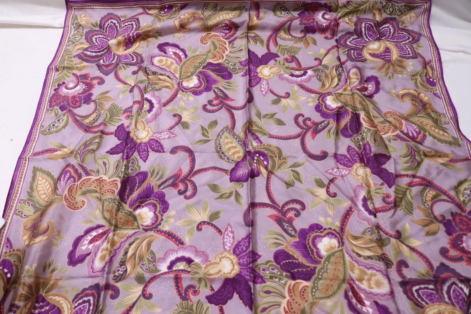 Vintage Hand Rolled Oscar de la Renta Silk Scarf: approx. 34 x 34, good condition, see photo's