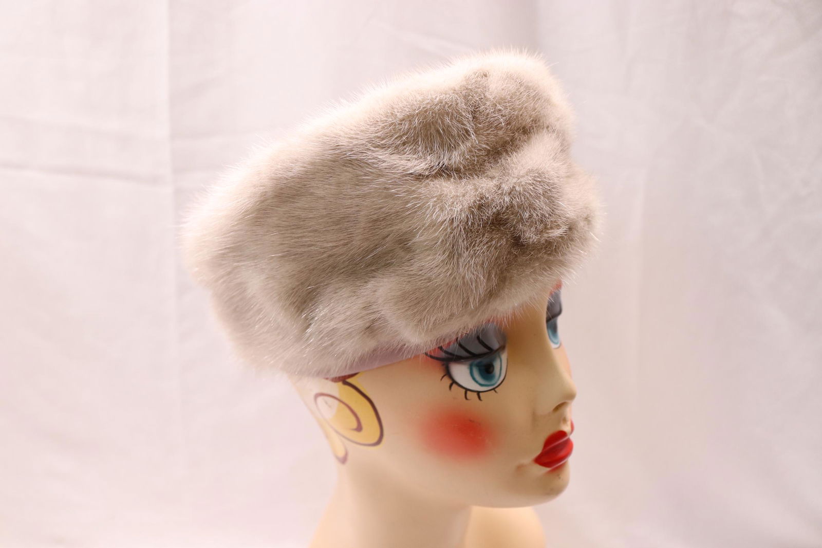 Vintage 1960's Blonde Mink Pill Box Hat by Elizabeth Ford: good condition just to little dots on top, see photo's