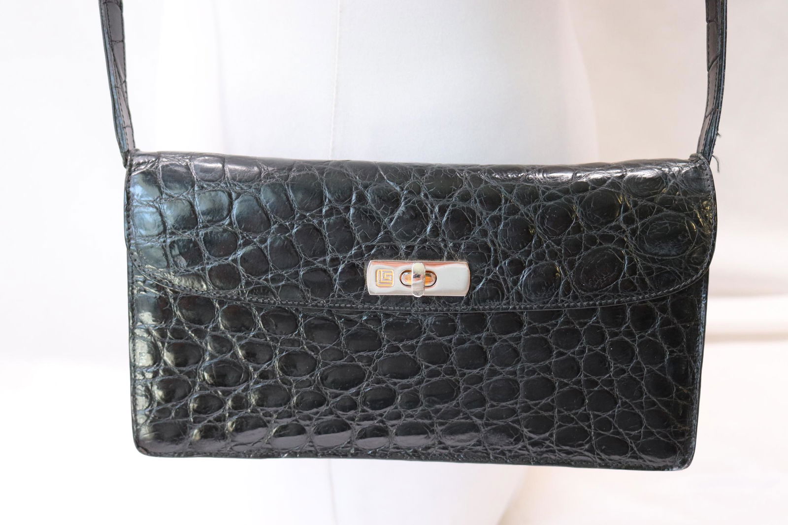 Vintage Guy Laroche Cross Body Purse, Paris: black leather in faux gator pattern, good condition, see photo's