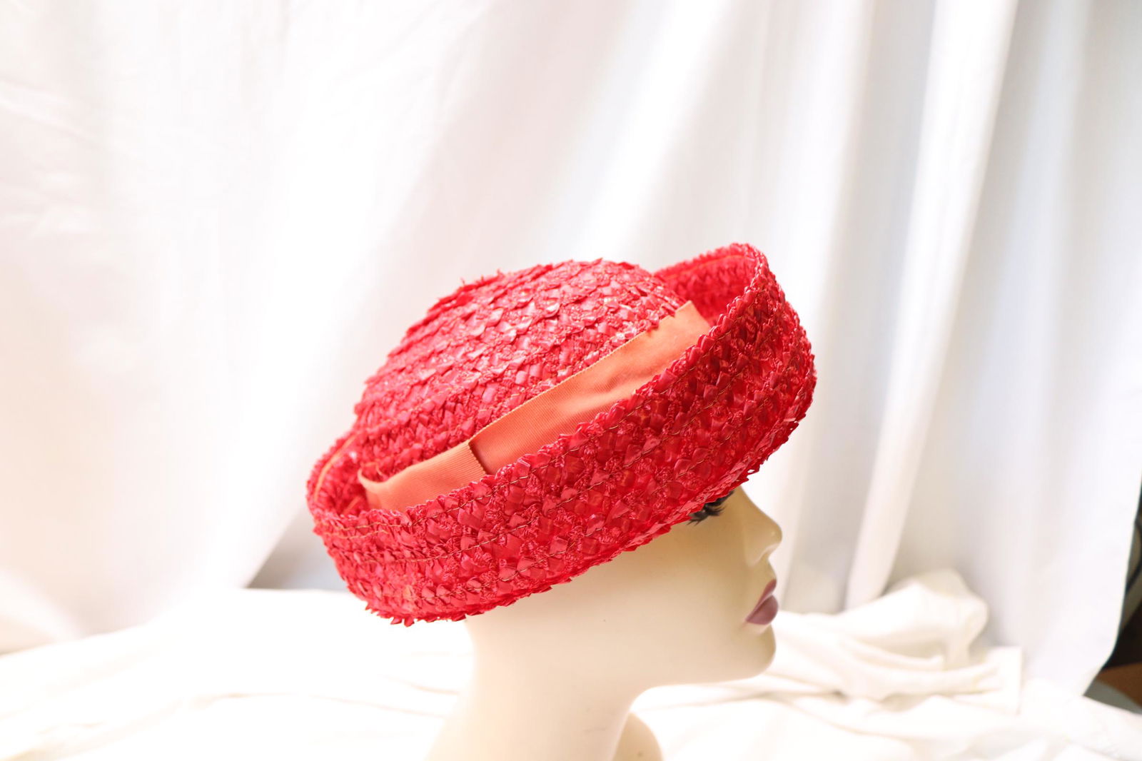Vintage 1960's Red Raffia Bumper Style Ladies Hat (1 of 5)