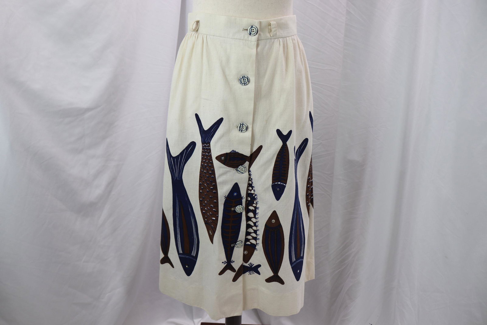 Vintage 1970's Luigi, Italian Fish Print Skirt with Rhinestones: approx. 26 waist. rhinestone fish eyes, cotton skirt, one missing rhinestone on back, otherwise good condition, see photo's