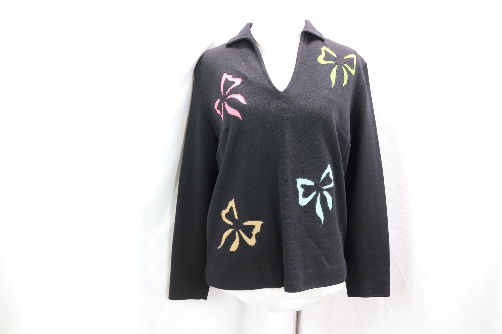 Vintage 1940's Loubelle Knit Pullover Sweater with Bows: approx. 40 bust, 38 waist, good condition, see photo's