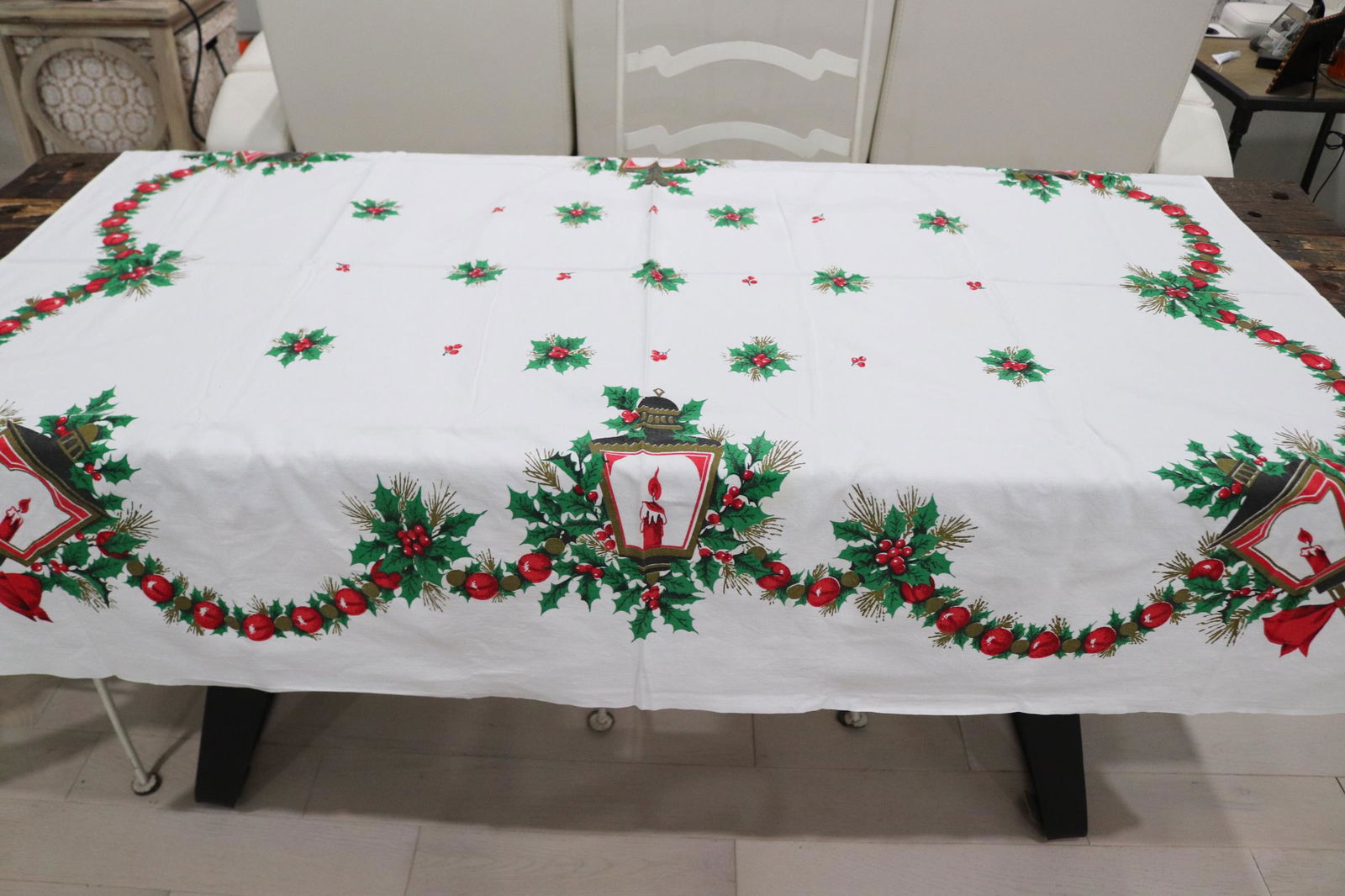 Vintage Cotton Printed Christmas Tablecloth: approx. 50 x 60, see photo's