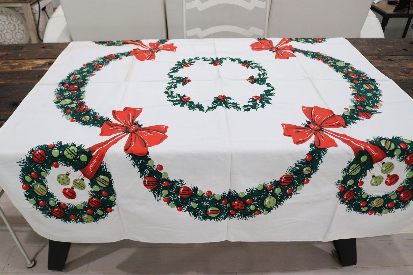 Vintage Printed Christmas Wreath Tablecloth: approx. 44 x 52, see photo's