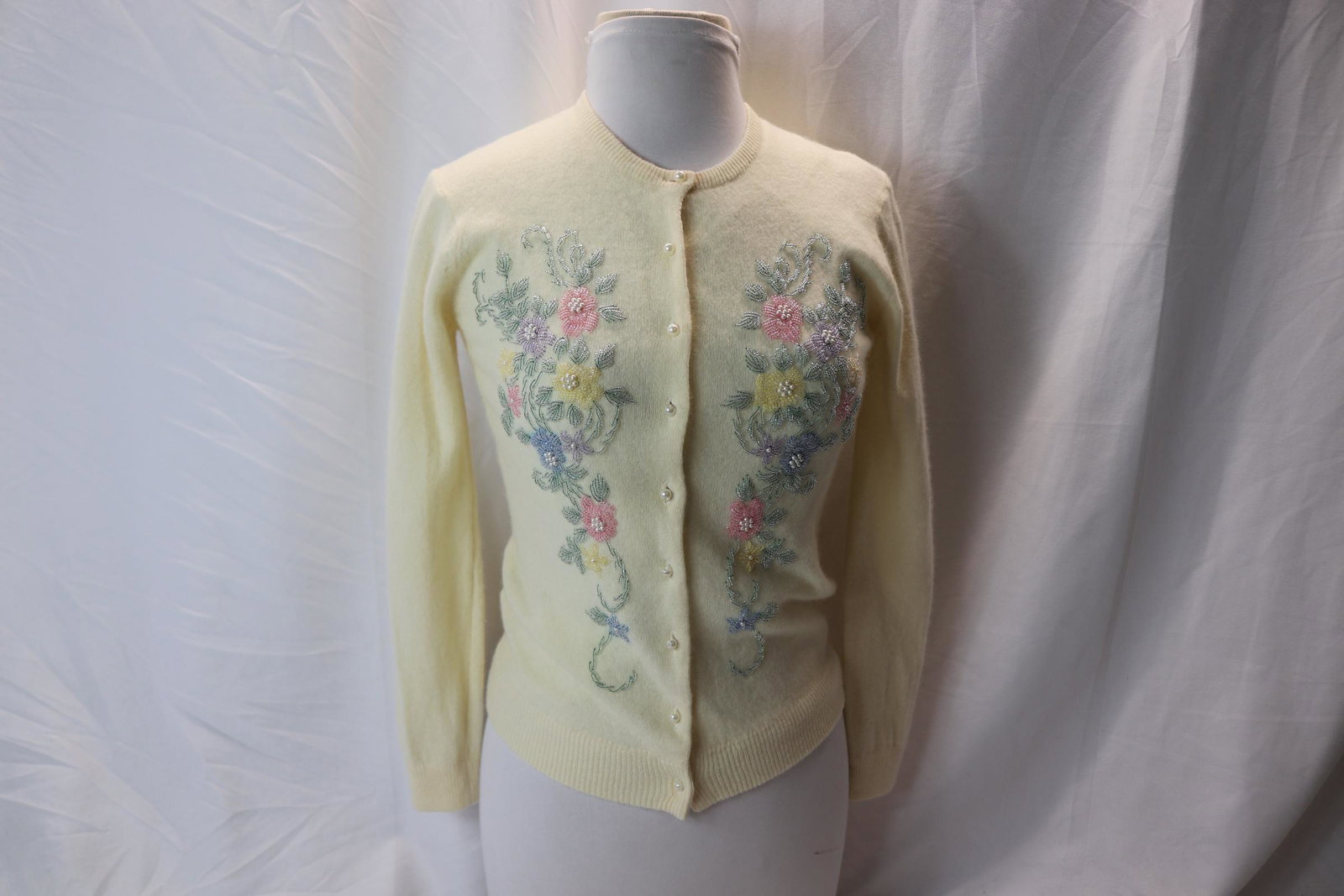 Vintage 50's Style Cardiere et Cie Beaded Cardigan Sweater: approx. 34 bust, 28 waist, good condition, see photo's