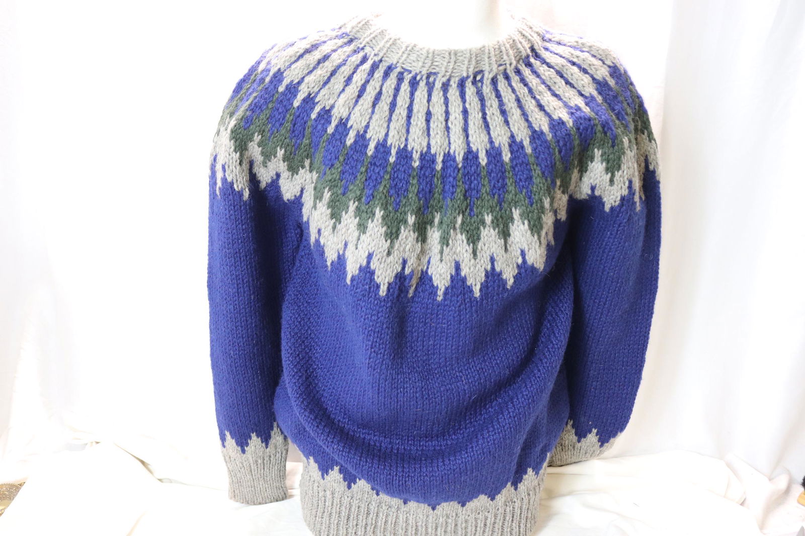 Vintage 1970's Hand Knit Men's Ski Sweater: approx. 48/50 chest, will stretch, good condition, see photo's