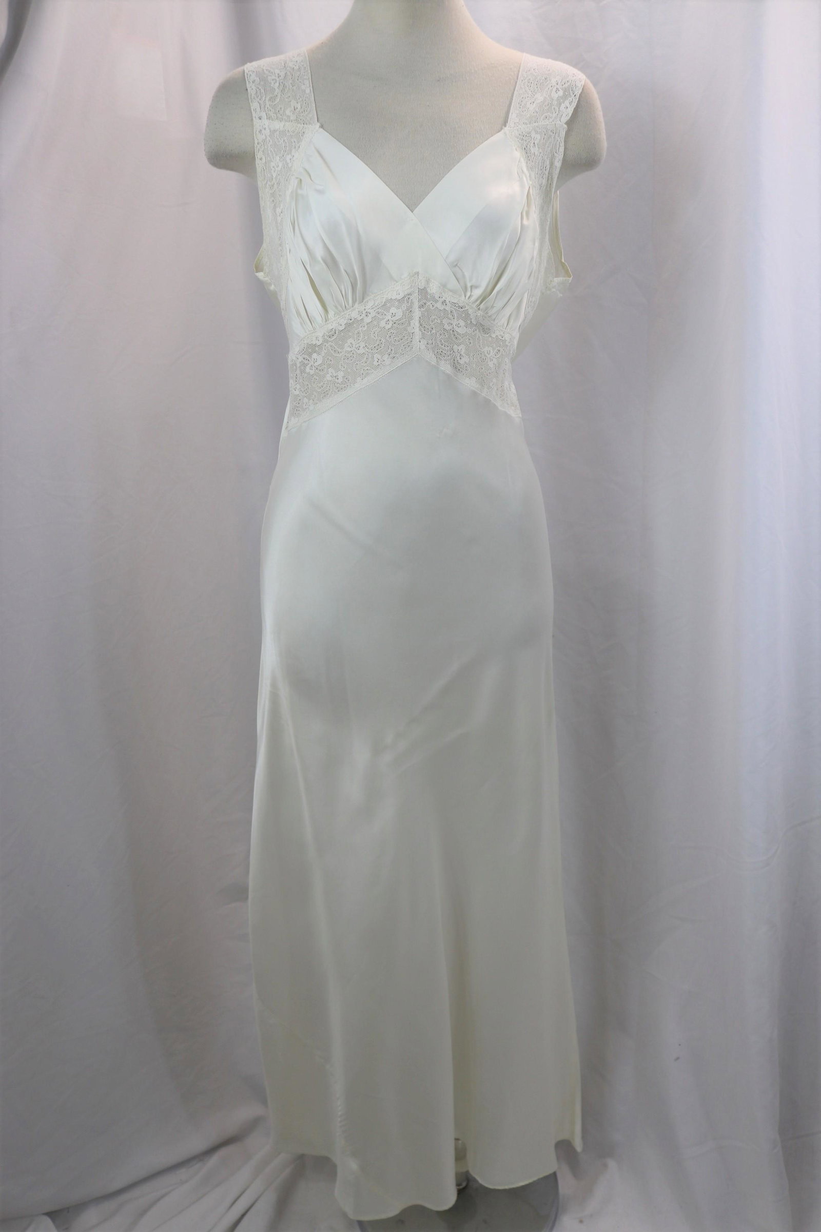 Vintage 1930's White Satin/Rayon & Lace Bias Cut Negligee: approx. 36 bust, 30 waist, good condition, see photo's