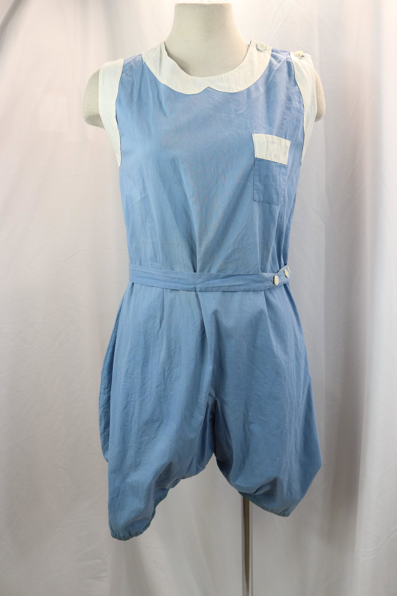 Vintage 1920's One Piece Cotton Gym Uniform: approx. 36 bust, 40 waist, good condition, see photo's