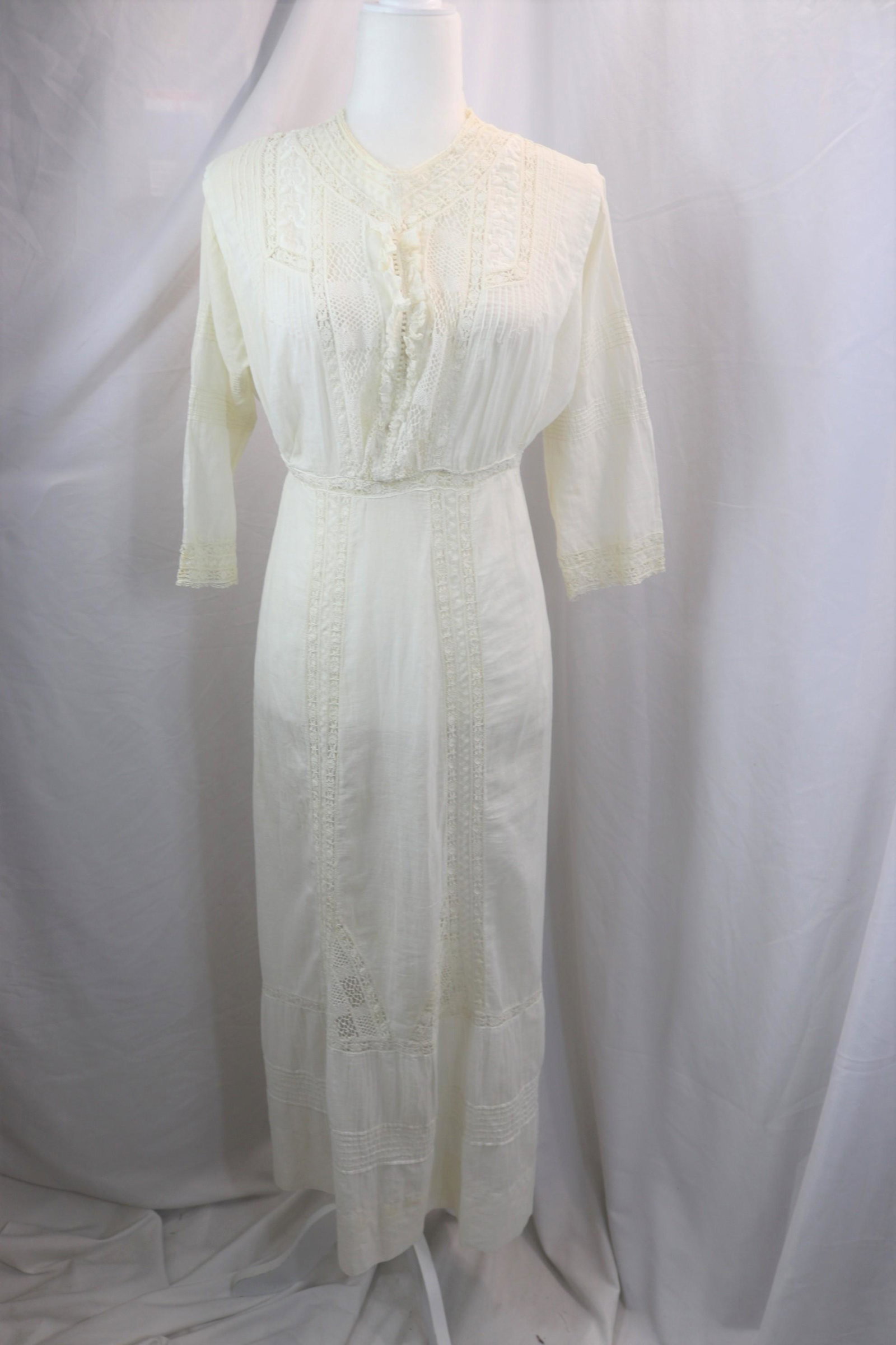 Vintage 1910's Cotton & Lace Tea/Lawn Dress: approx. 38 bust, 26 waist, good condition, see photo's