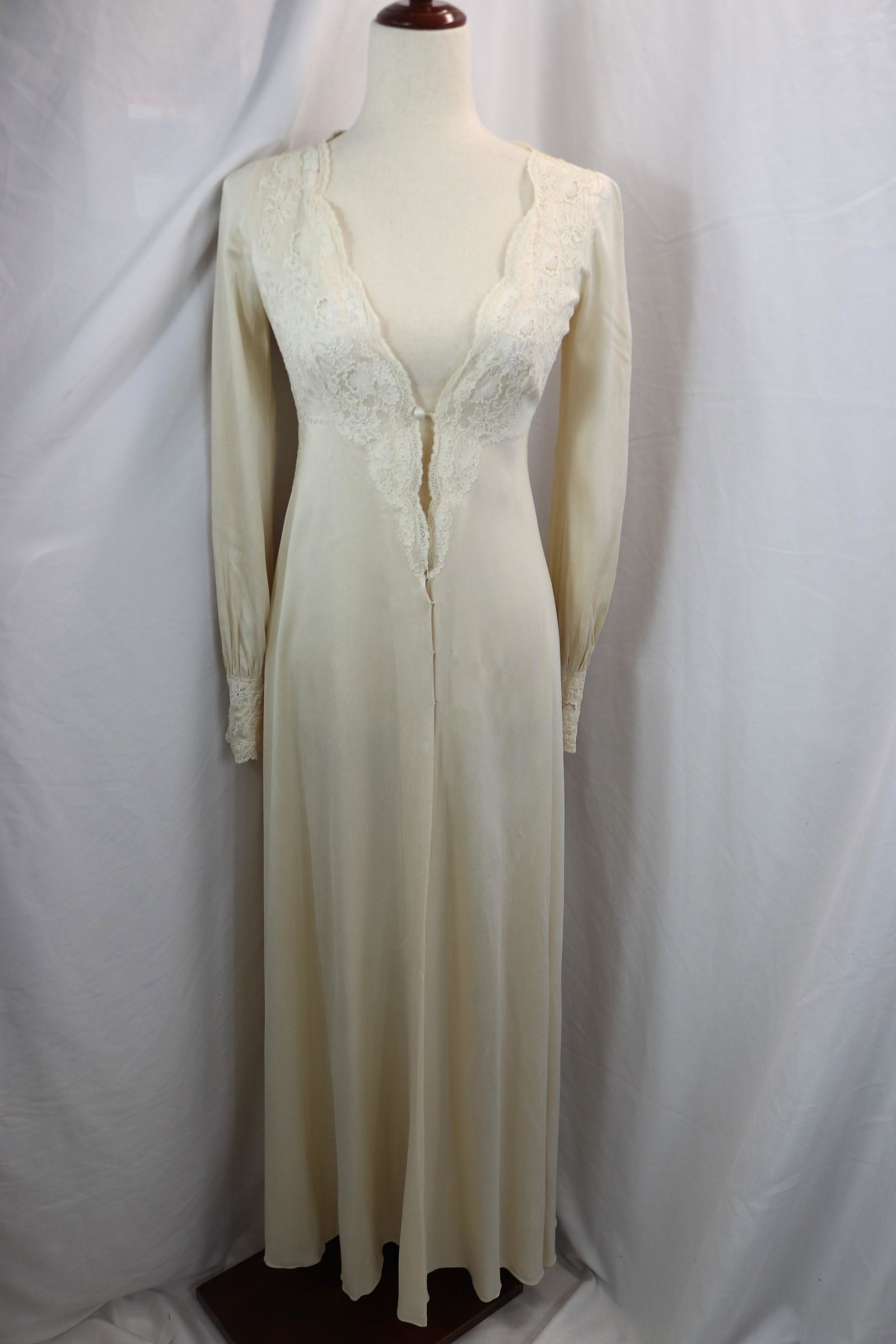 Vintage 1930's Bias Cut Wedding Night Robe with Lace: approx. 32 bust, 28 waist, good condition, see photo's