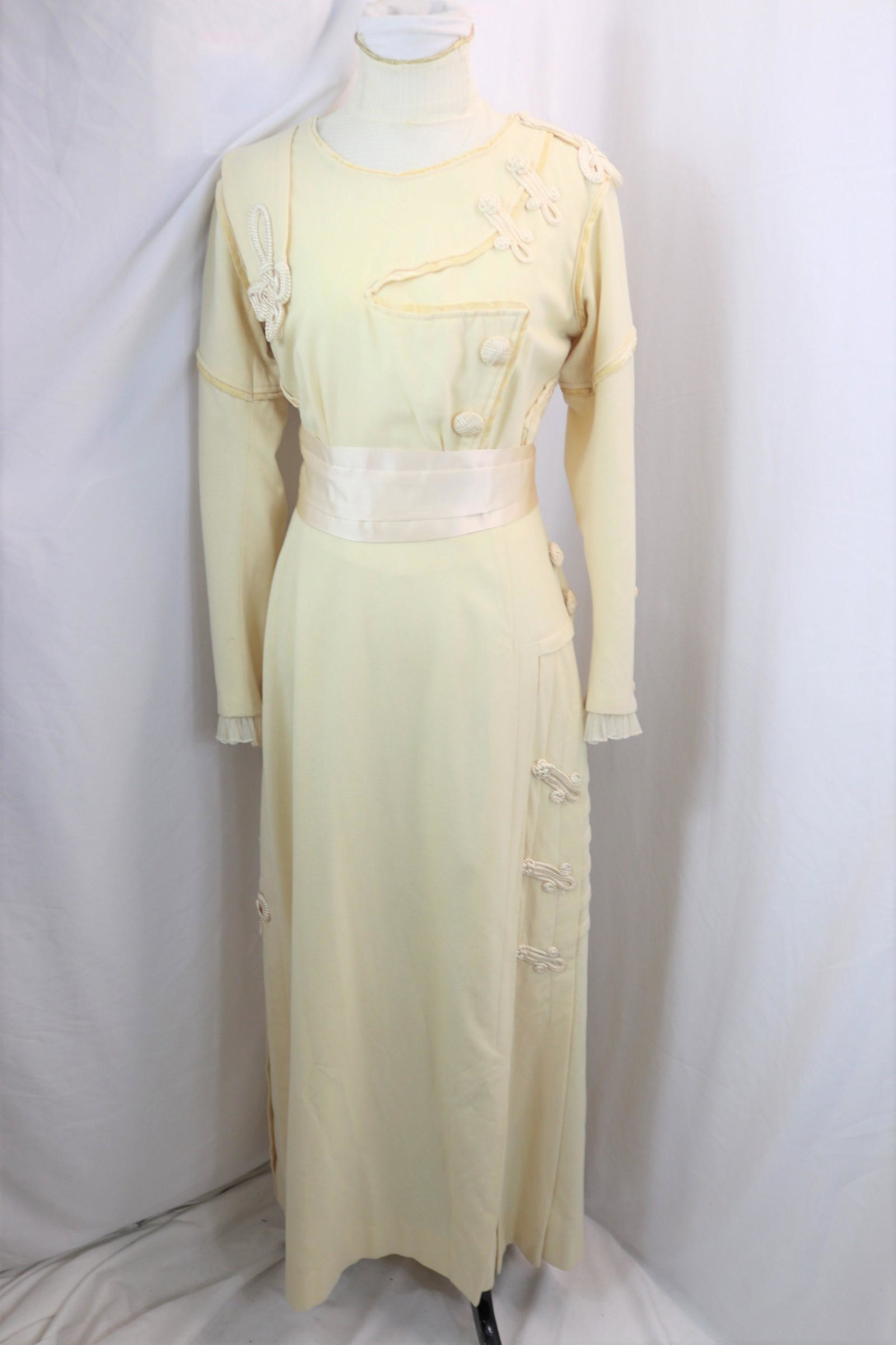 Vintage Edwardian White Wool Walking Dress: approx. 34 bust, 24 waist, good condition, see photo's