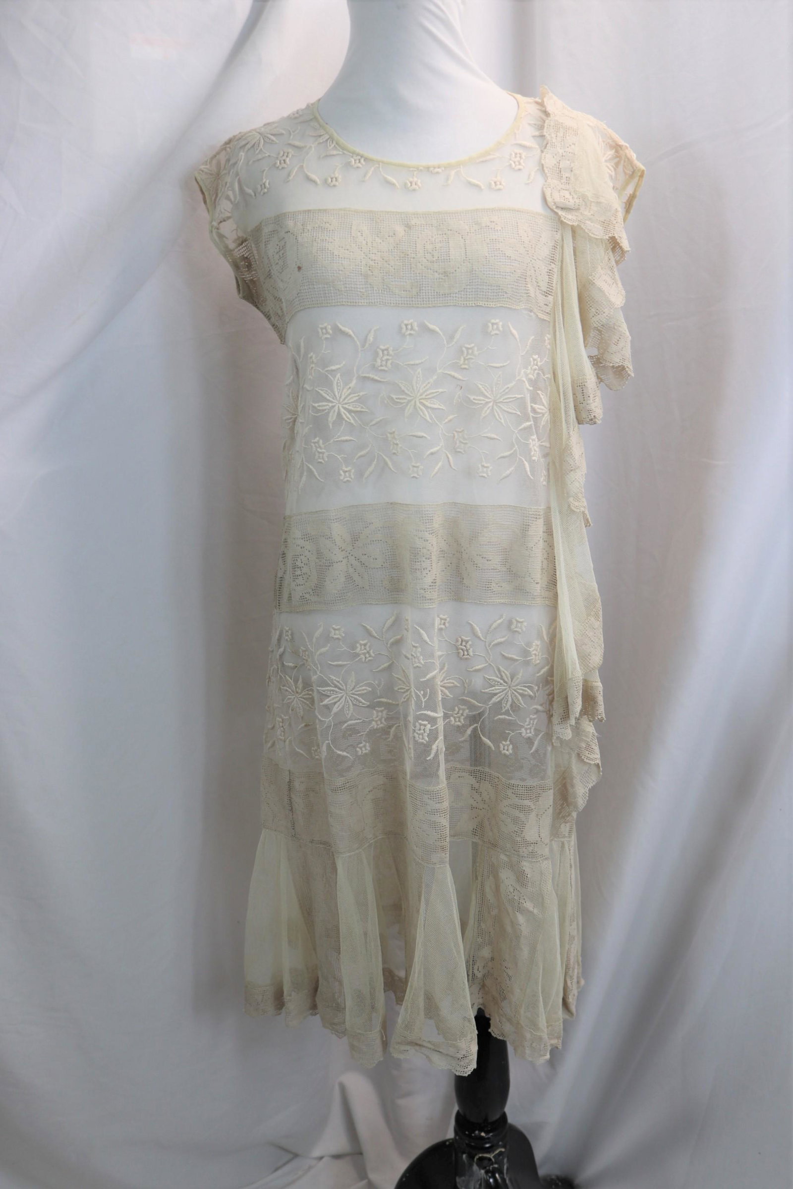 Vintage 1920's Ecru Net Embroidered & Lace Dress: approx. 38 bust, 36 waist, some small holes, see photo's