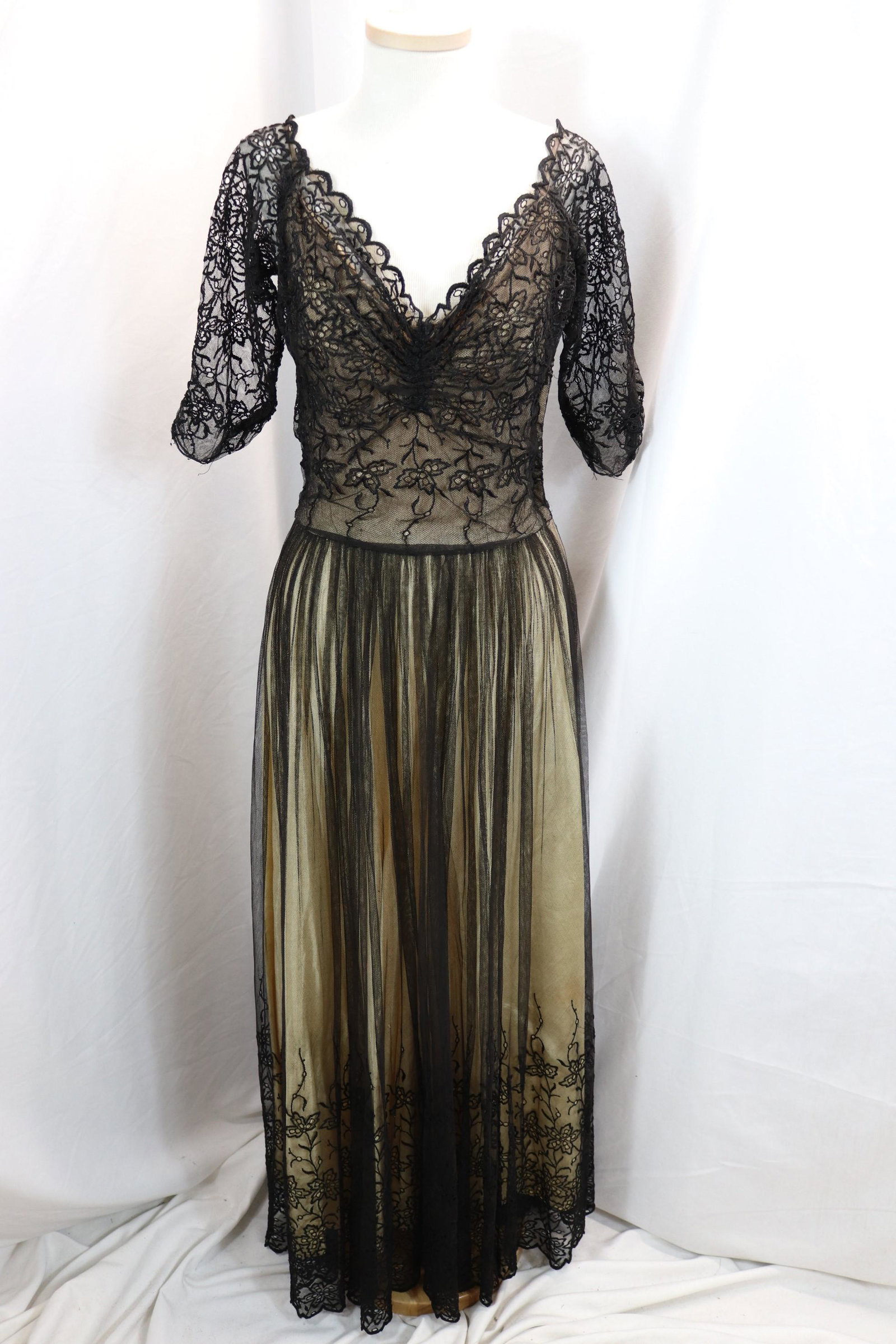 Vintage 1930's Black Tulle Lace Gown: approx. 32 bust, 22 waist, good condition, see photo's