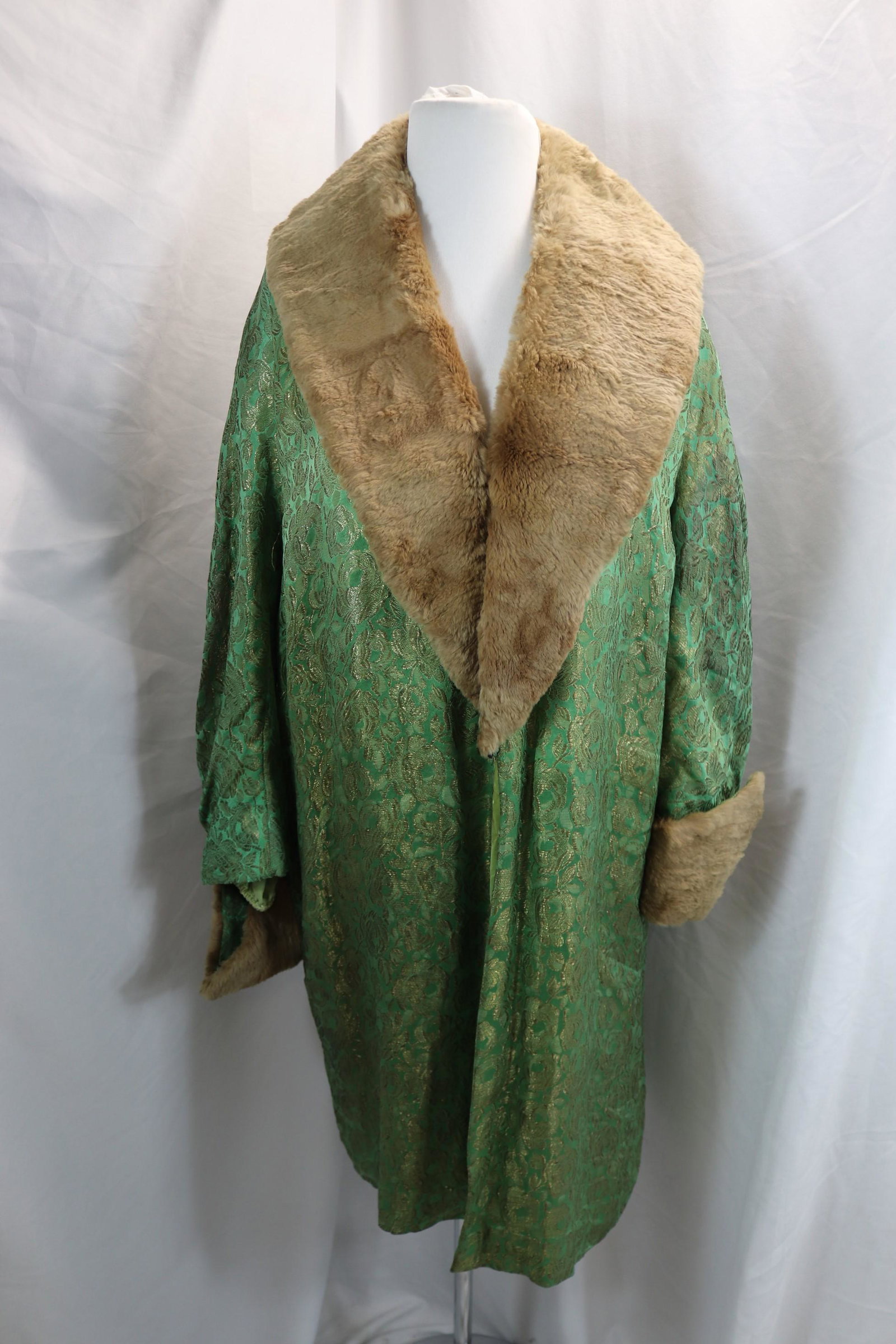 Vintage 1920's Farquharson & Wheelock, Silk Brocade & Fur Opera Coat: approx. 46 bust, needs repairs, inside stains and lining is in need of replacing, see photo's