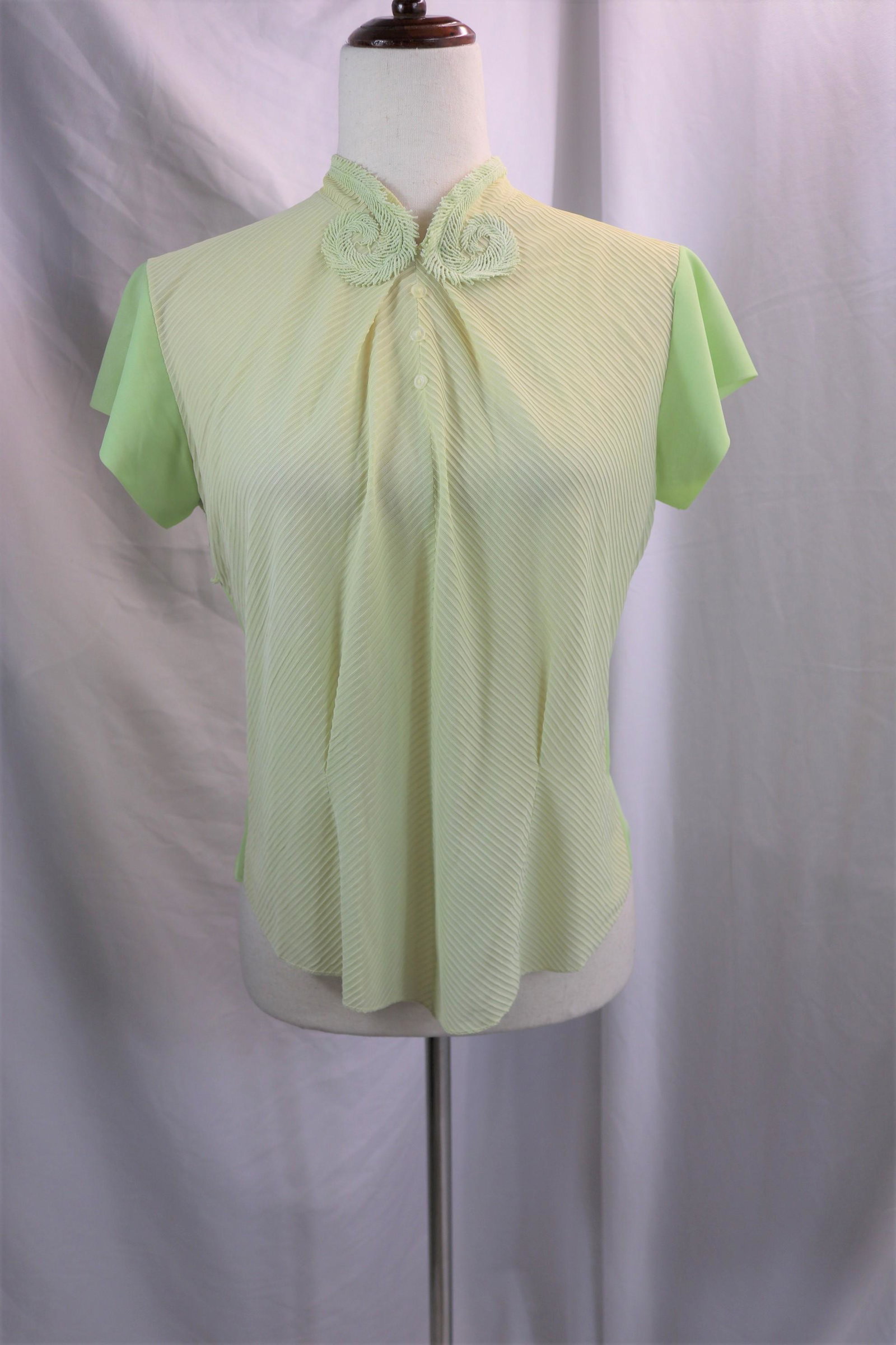 Vintage 1940's Jolene Green Cap Sleeve Blouse: nylon blend, approx. 40 bust, 36 waist, good condition, see photo's