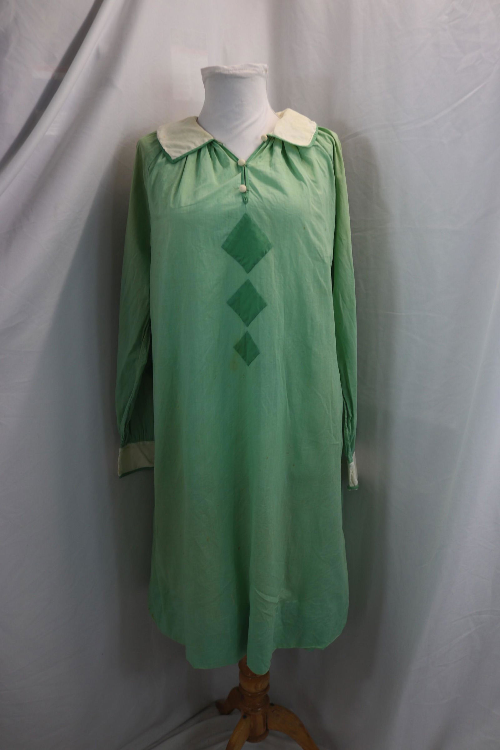 Vintage 1920's Mary Ellen Green Cotton House Dress: approx. 46 bust, 48 waist, has stains, hem needs to be stitched up, underarm needs seam repairs, see photo's