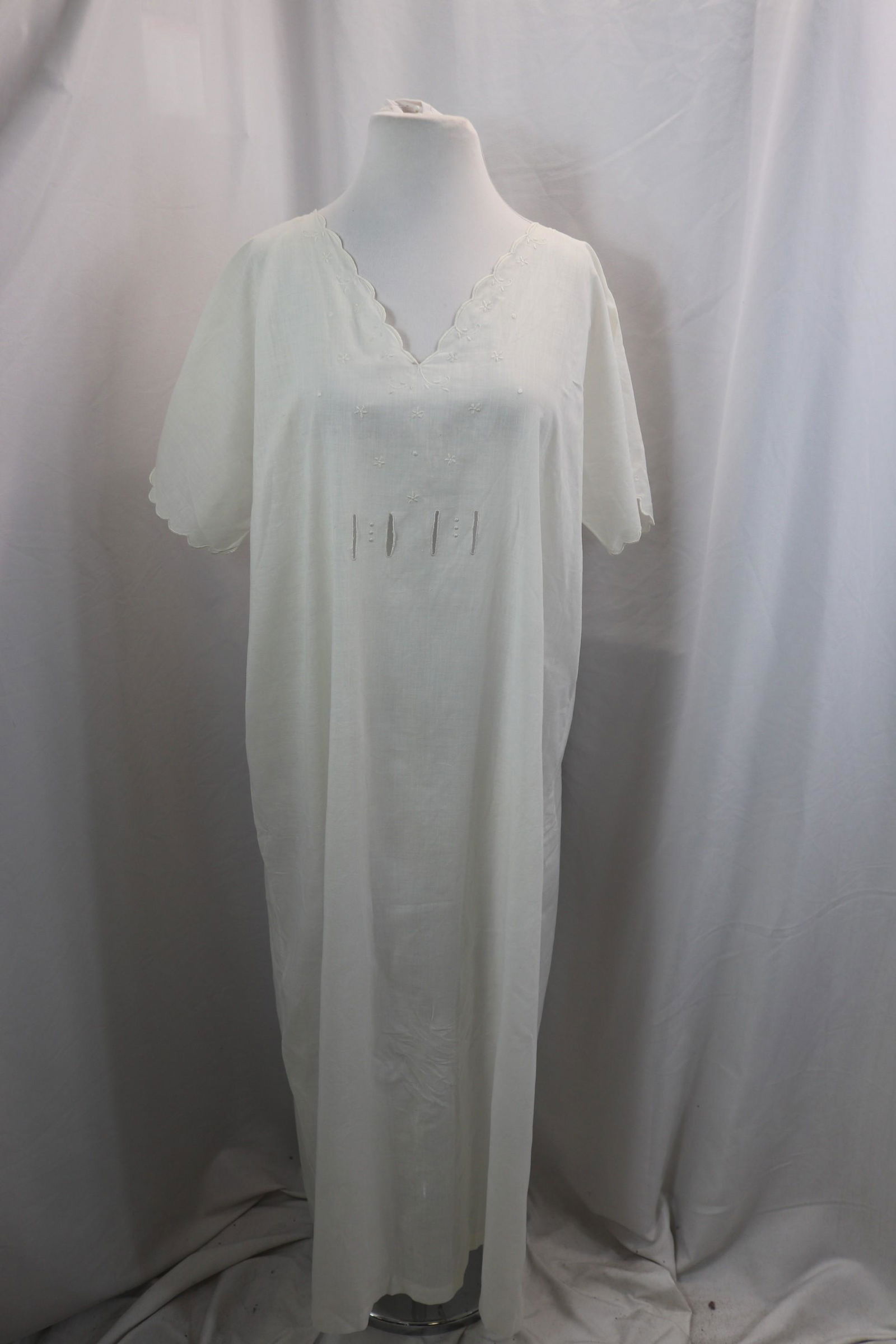 Victorian White Night Gown (1 of 4)
