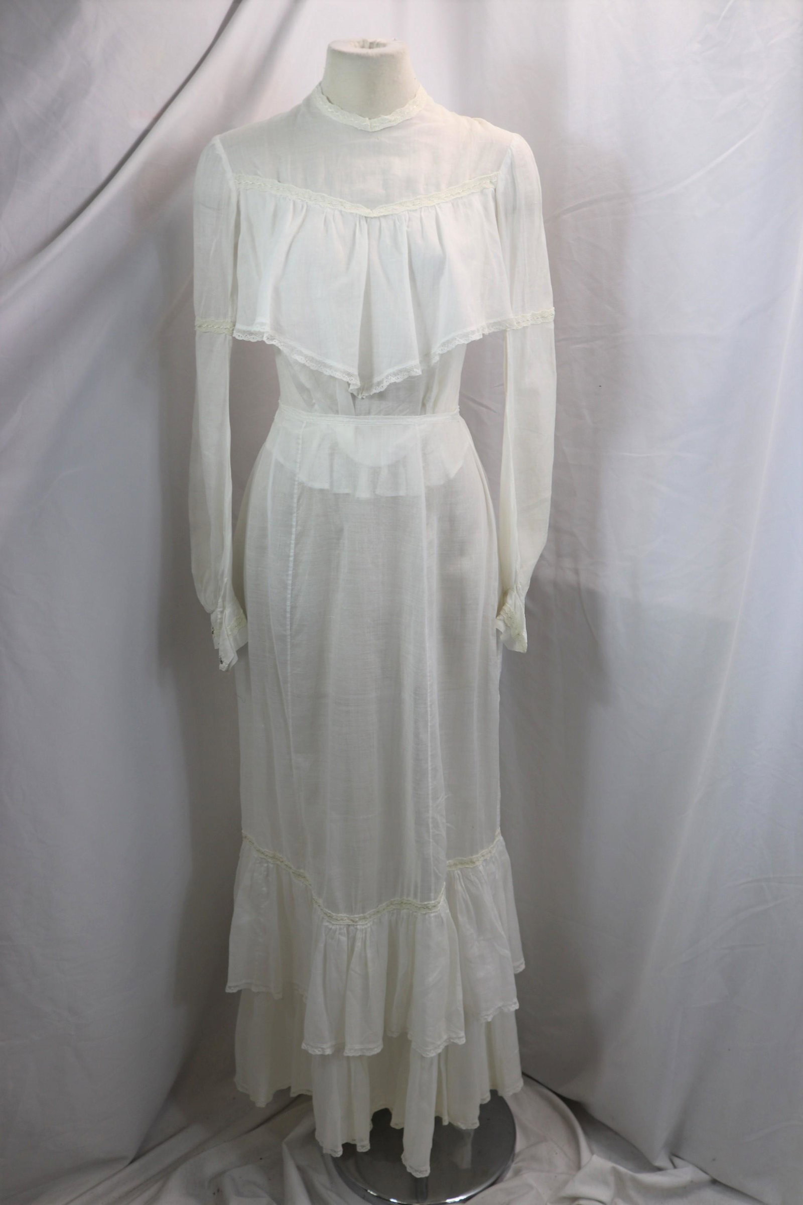 Victorian White Cotton 2 Piece Bodice & Skirt Set: approx. 30 bust, 26 waist, good condition, see photo's