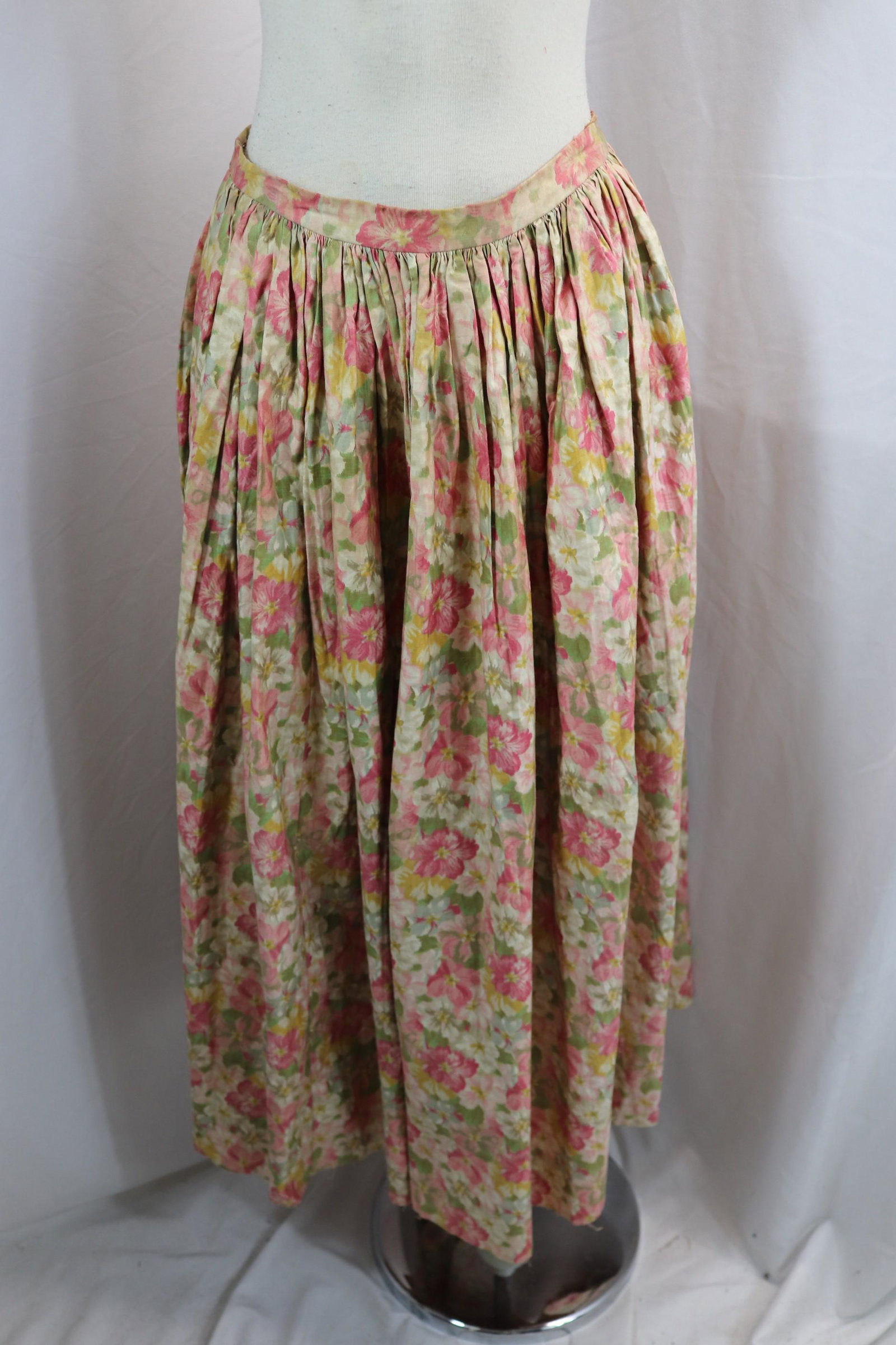 Victorian Floral Polish Cotton Skirt: approx. 28 waist, good condition, see photo's