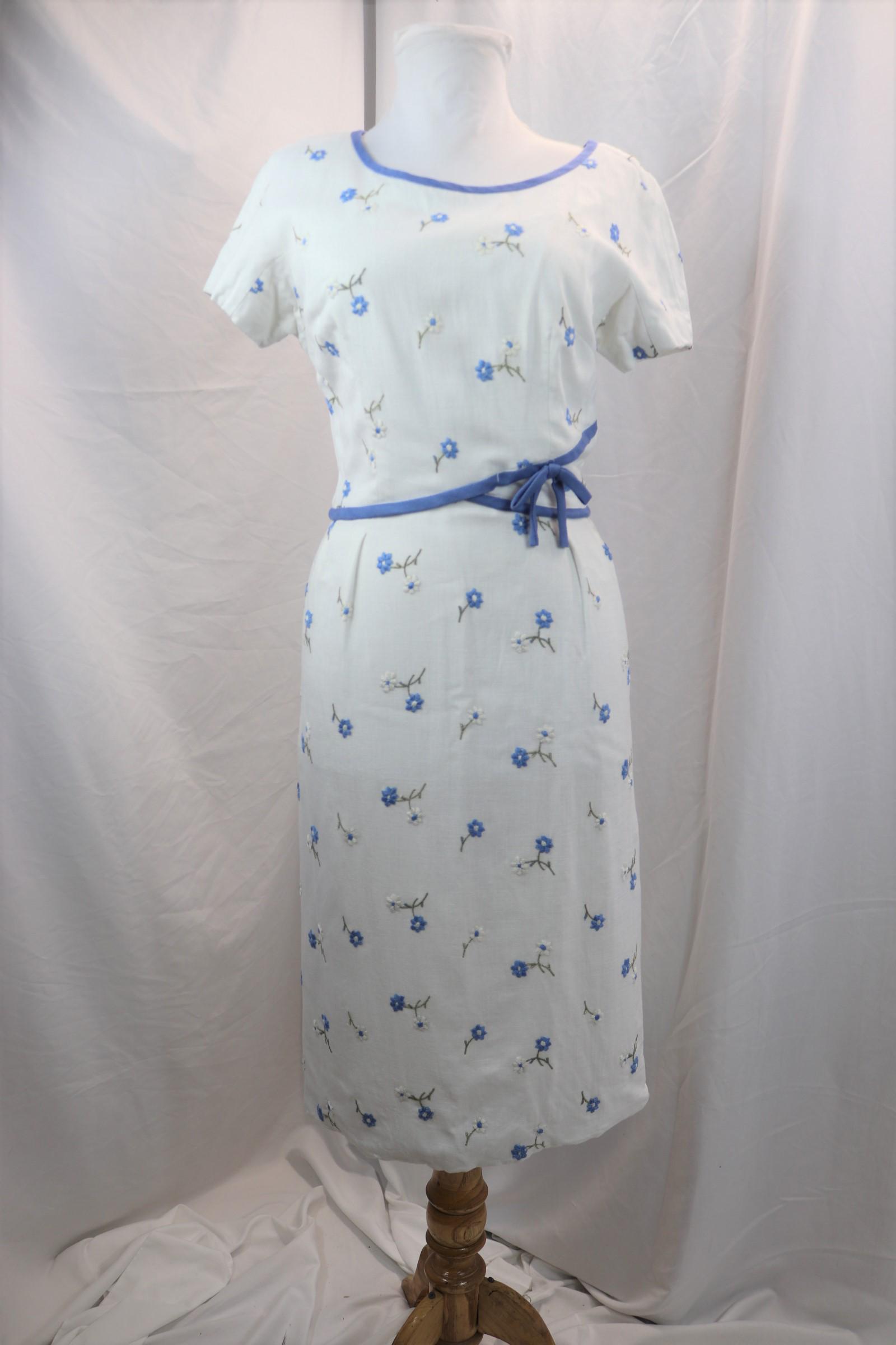 Vintage 1960's Levitt Shop Linen Embroidered Sheath Dress: approx. 34 bust, 26 waist, good condition, see photo's