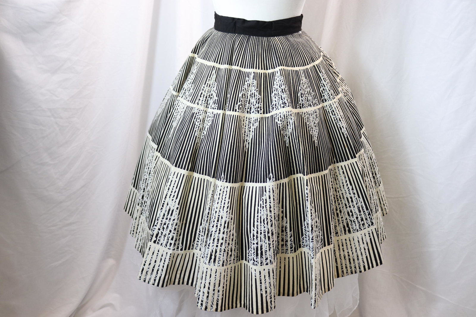 Vintage 1950's Cotton Black and White Stripe Circle Skirt: approx. 24 waist, good condition, see photo's