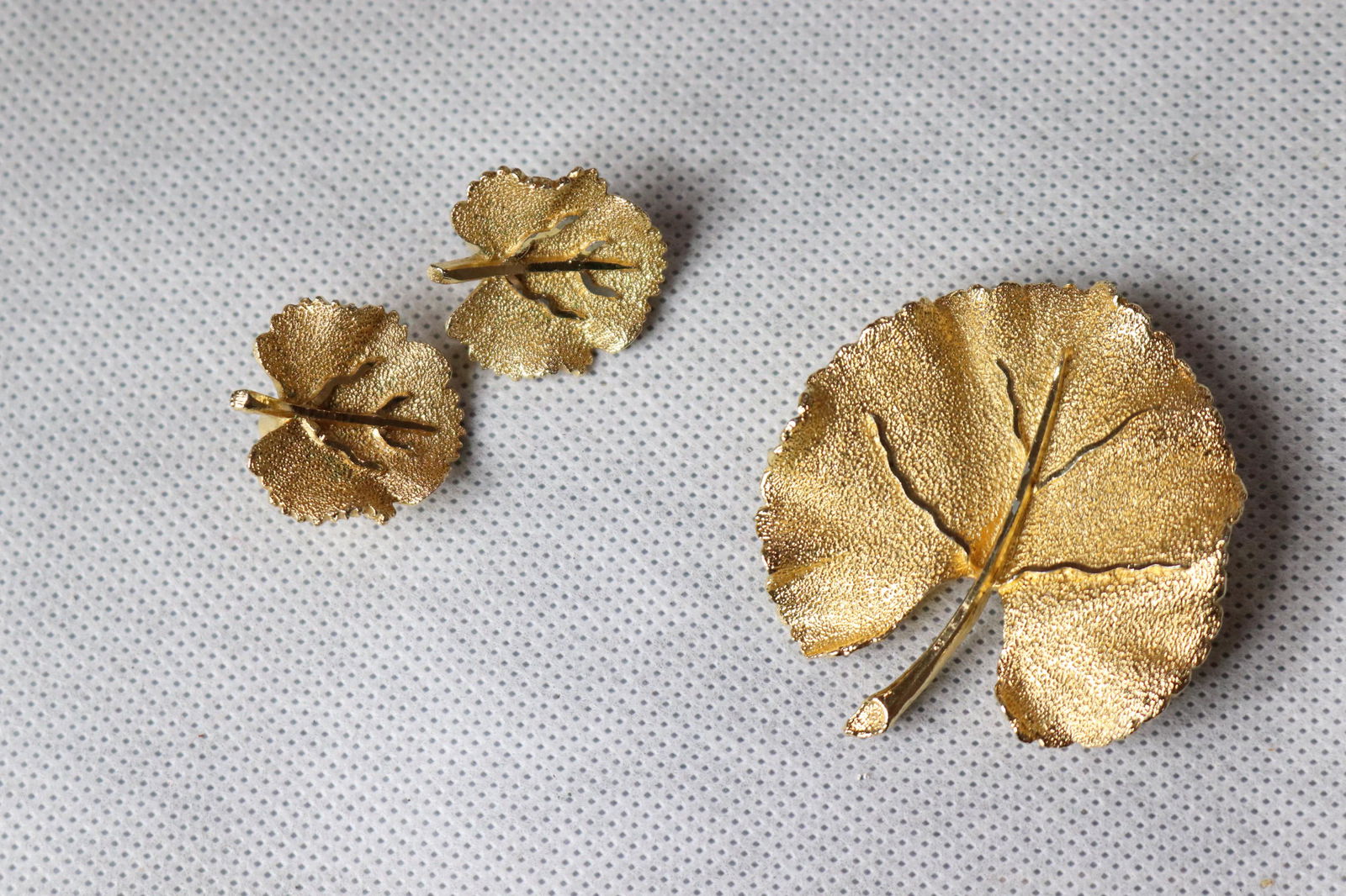 Vintage BSK Gold Tone Leaf Brooch & Earring Set (1 of 5)