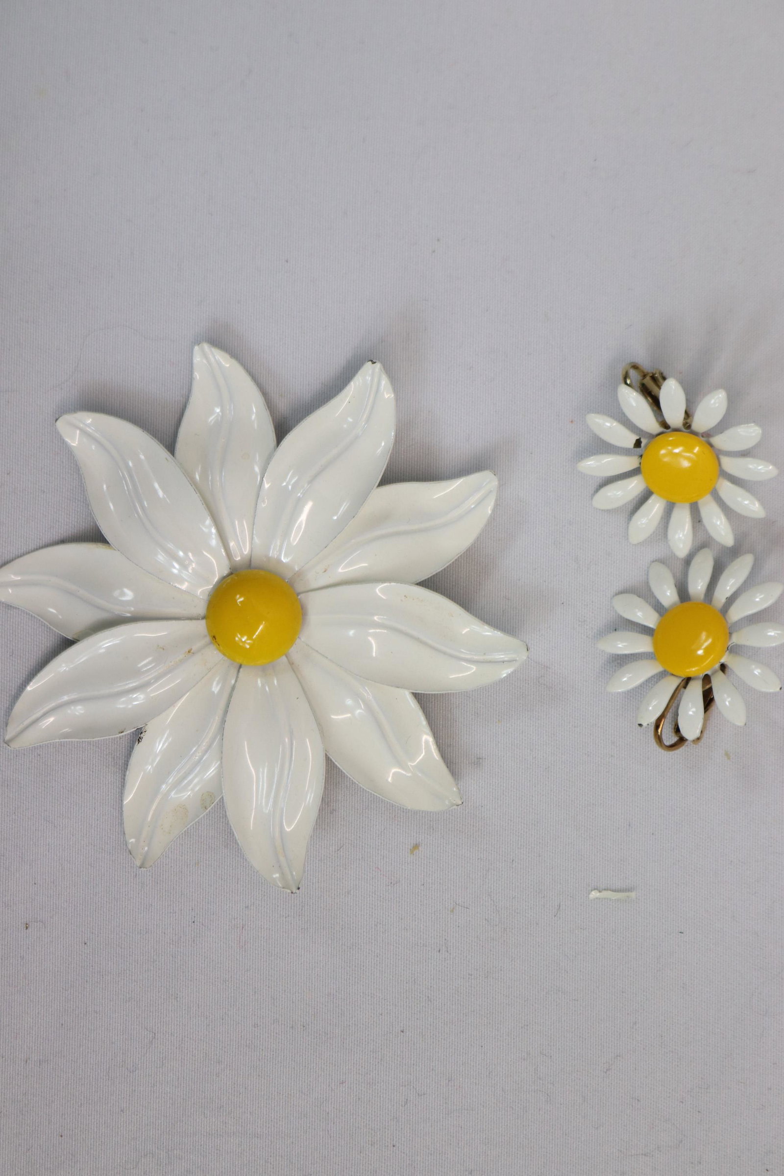 Vintage Enamel Daisy Flower Brooch & Earring Set: approx. 3 inch brooch