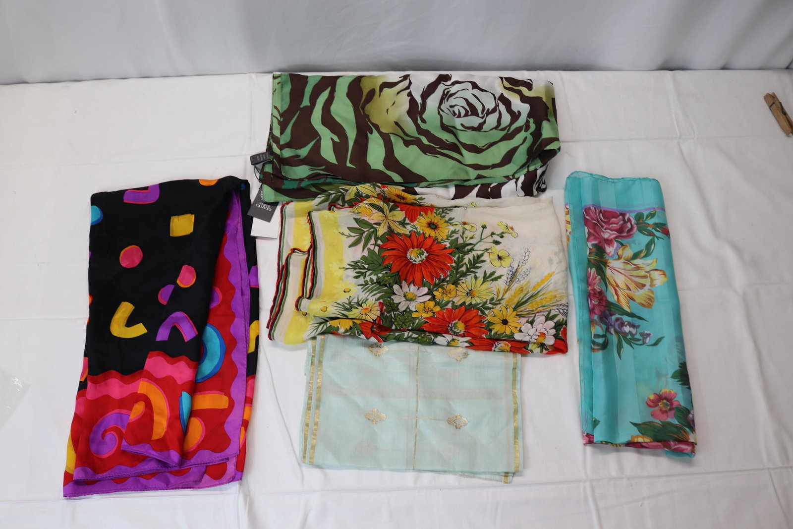 LOT OF 5 VINTAGE SCARVES (1 of 6)