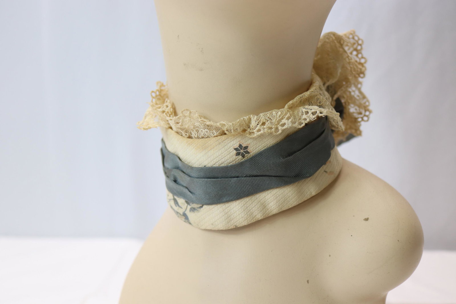 Vintage Victorian Collar with Lace: approx. 12 inch neck, needs cleaning, see photo's