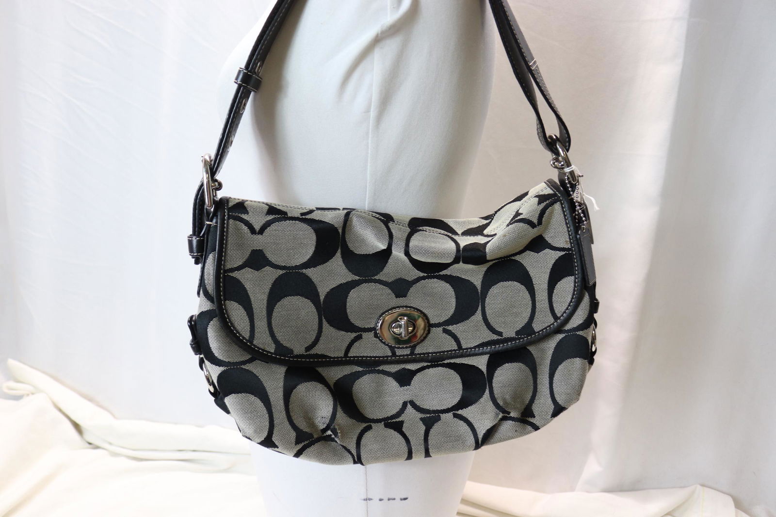 バッグ vintage Coach signaturebag Studs archive Vintage Coach Signature Bag No. D1026 F15171