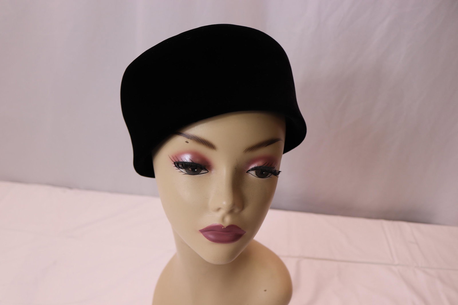 VINTAGE MISS CARNEGIE PILLBOX HAT (1 of 4)