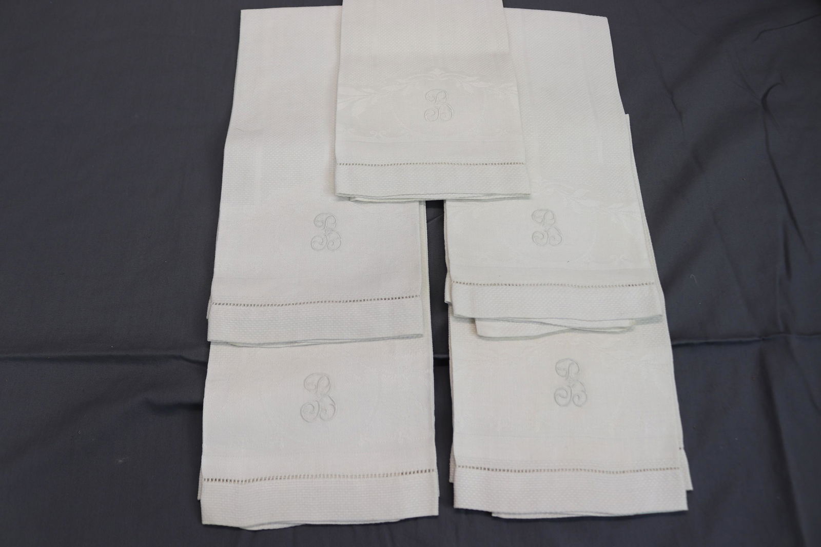 Lot of 5 Vintage Linen Towels, Monogramed with "B": hand towels, good condition, see photo's