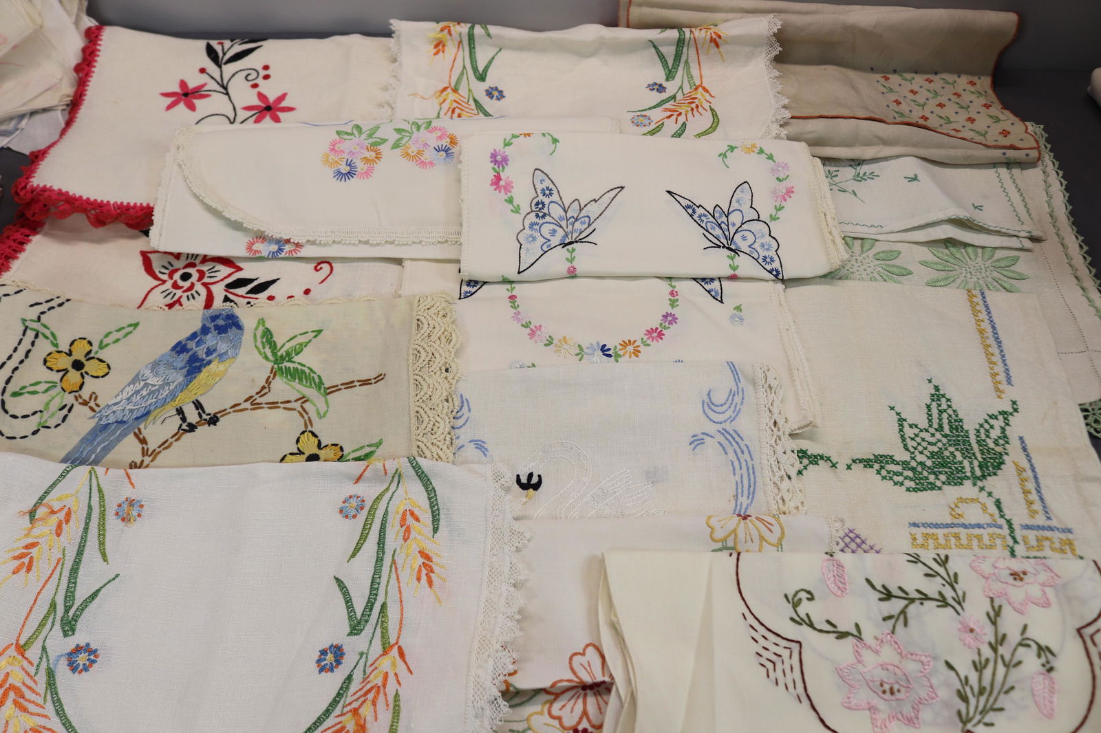 Lot of 15 Vintage Embroidered Table Runners: see photo's