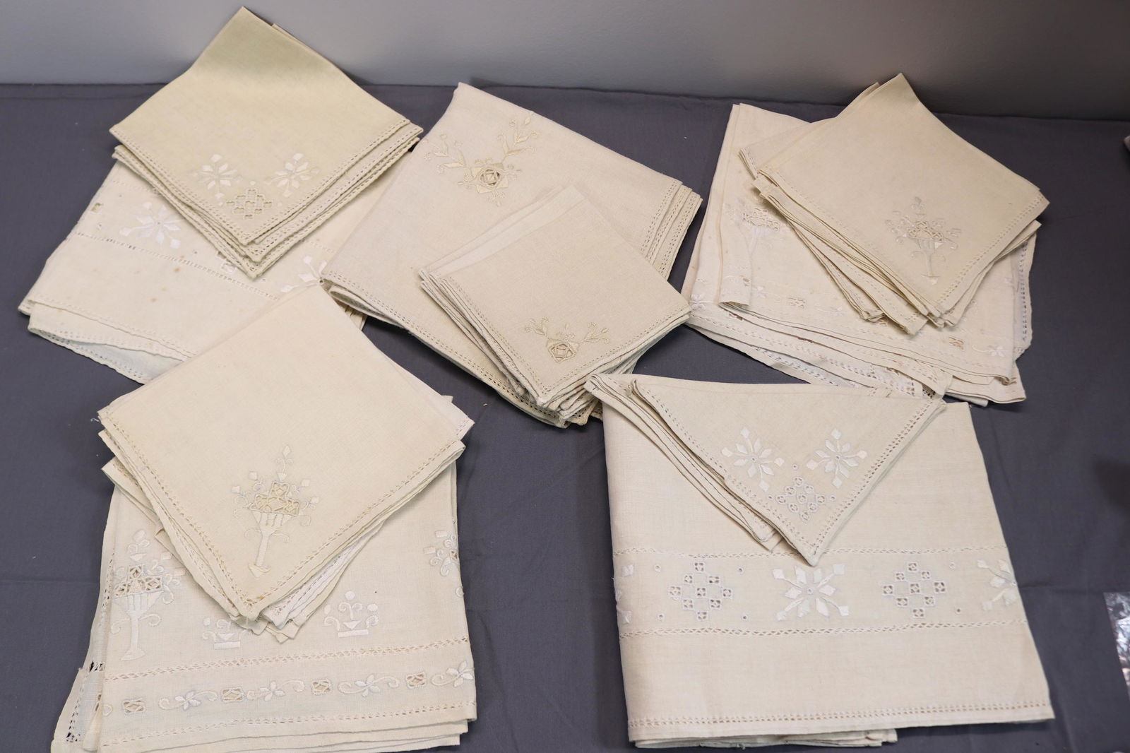 Lot of 5 Vintage Luncheon Tablecloths & Napkin Sets: see photo's