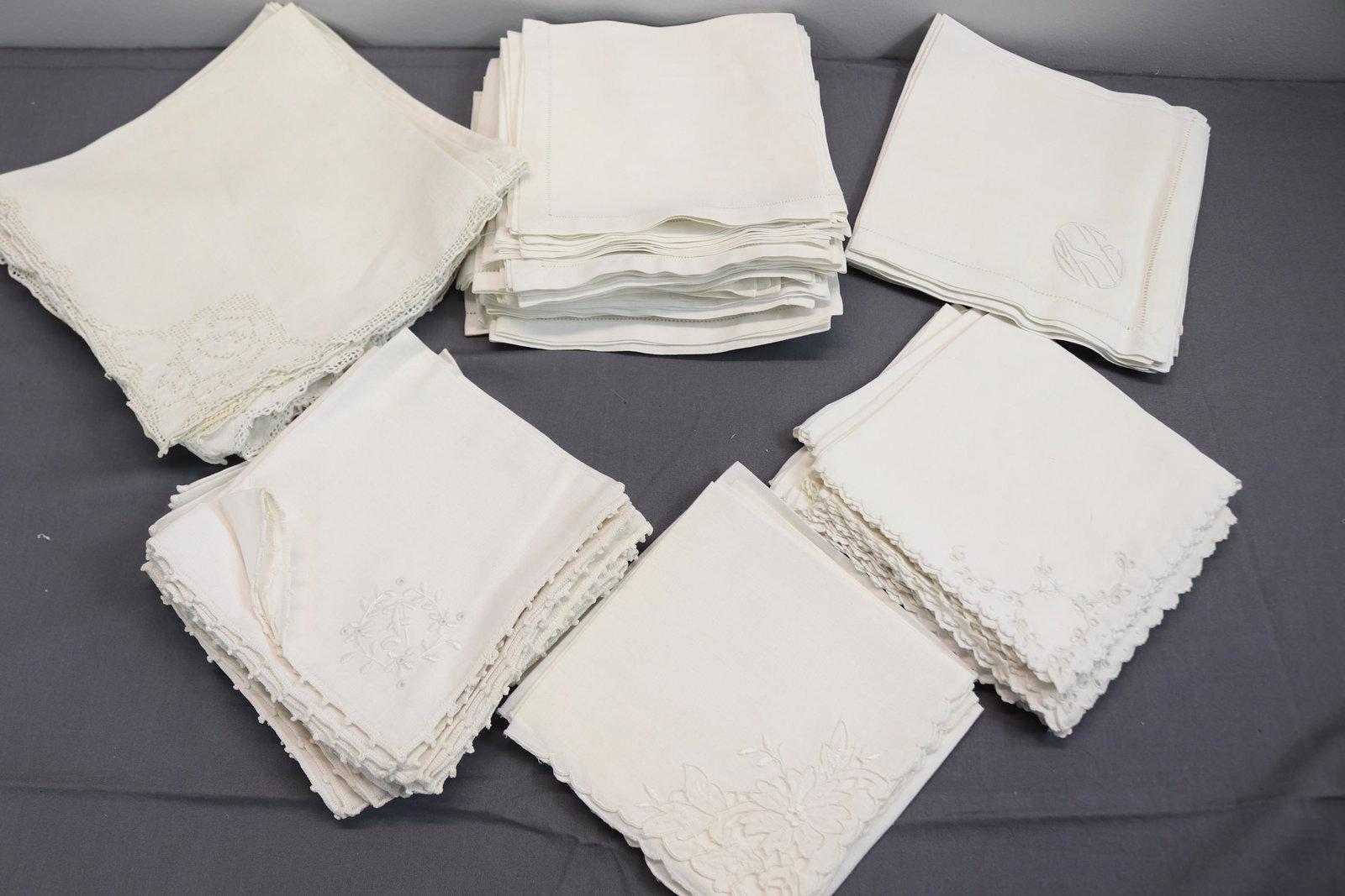 Lot with 5 Sets Of Vintage Linen Napkins: see photo's