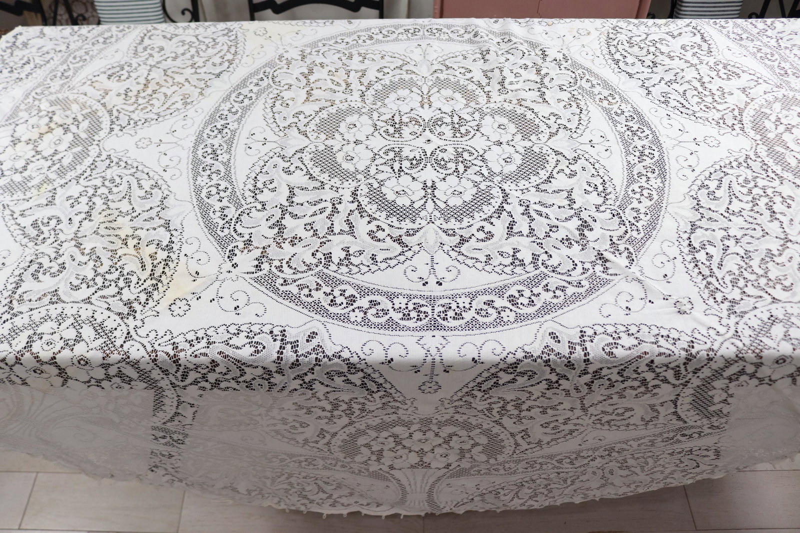 Vintage Round White Quaker Lace Tablecloth with Flower Basket Pattern (1 of 12)