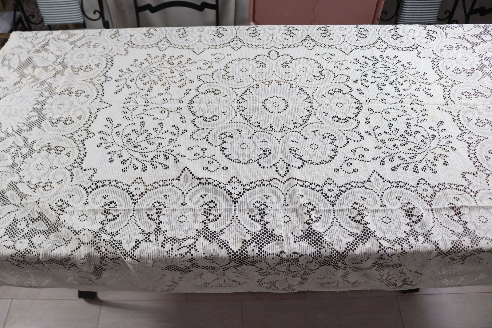 Vintage Quaker Lace Tablecloth: approx. 46 x 66, see photo's