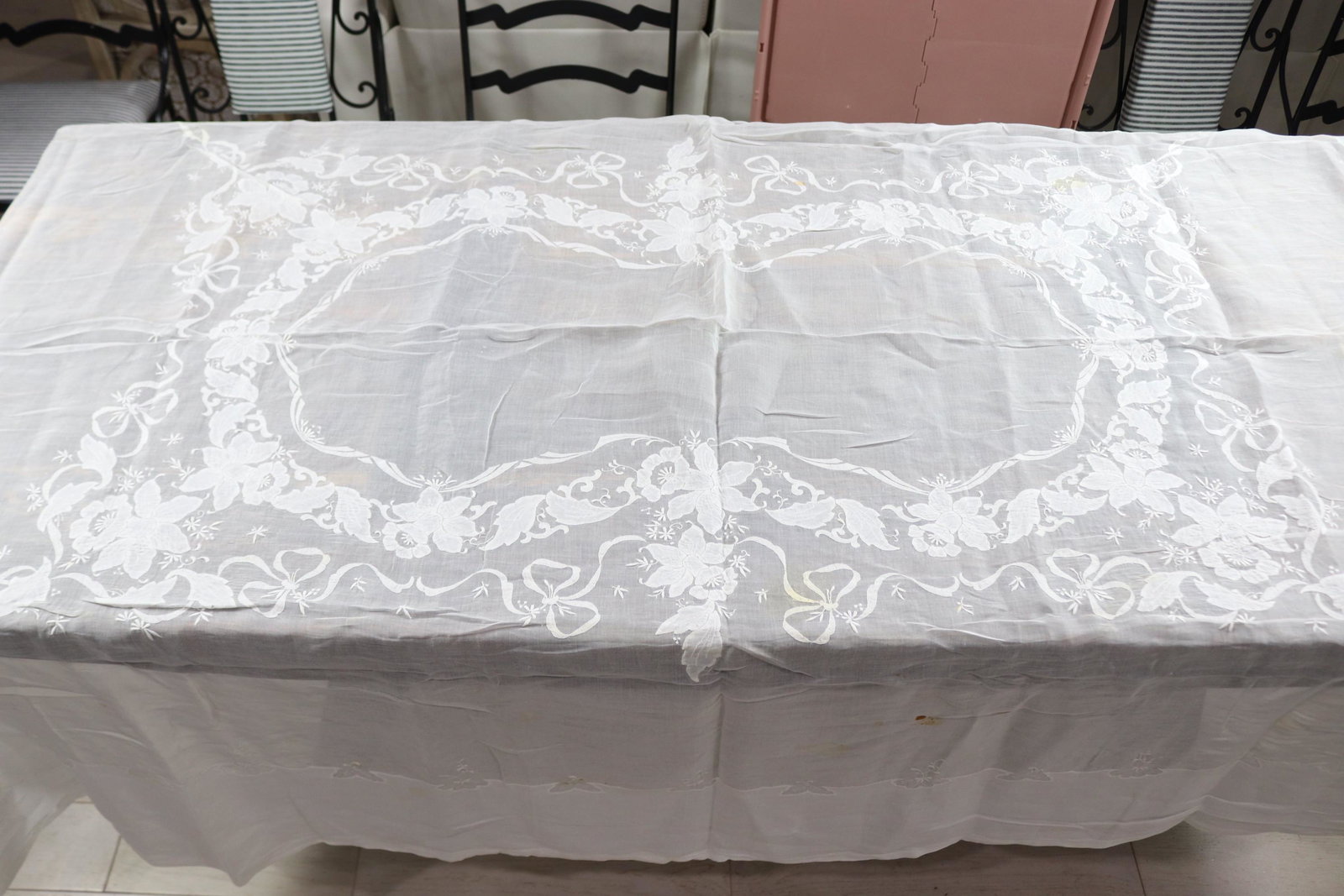 Beautiful Vintage Sheer White Applique Tablecloth: approx. 82 x 62, see photo's