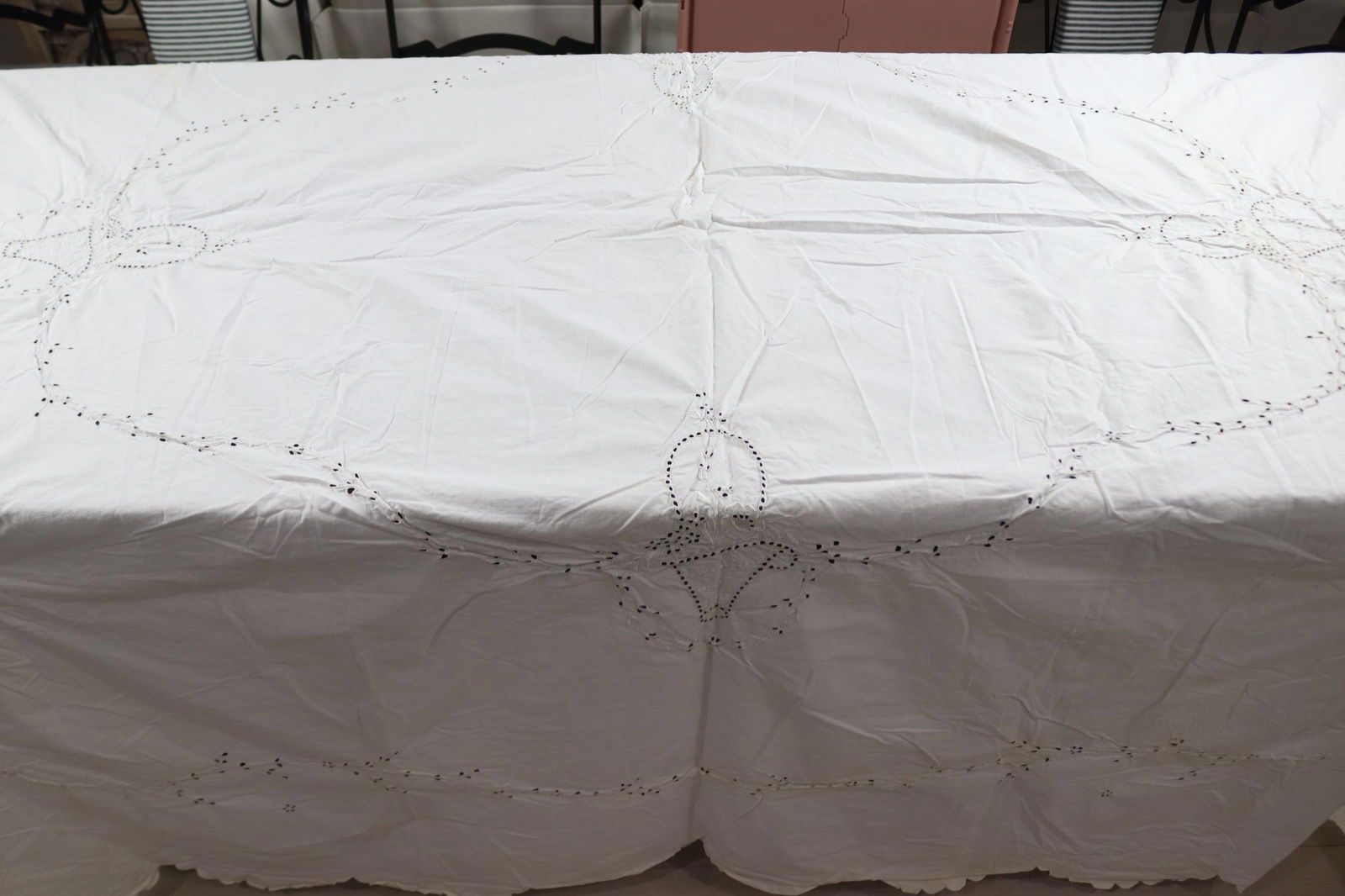 Vintage Eyelet Embroidered Tablecloth: approx. 98 x 82, see photo's