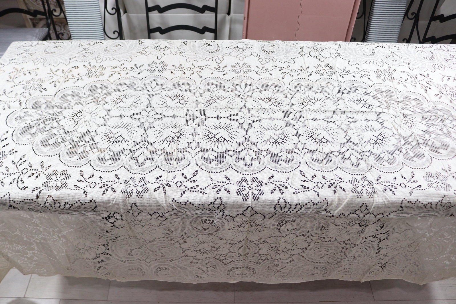 Vintage Quaker Lace Tablecloth: approx. 102 x 58, see photo's