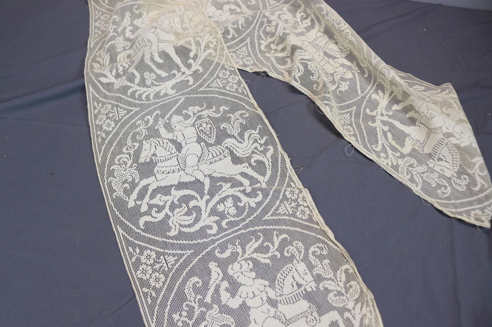 Vintage Lace Yardage with Knight on Horse: approx. 9 1/2 x 65, see photo's